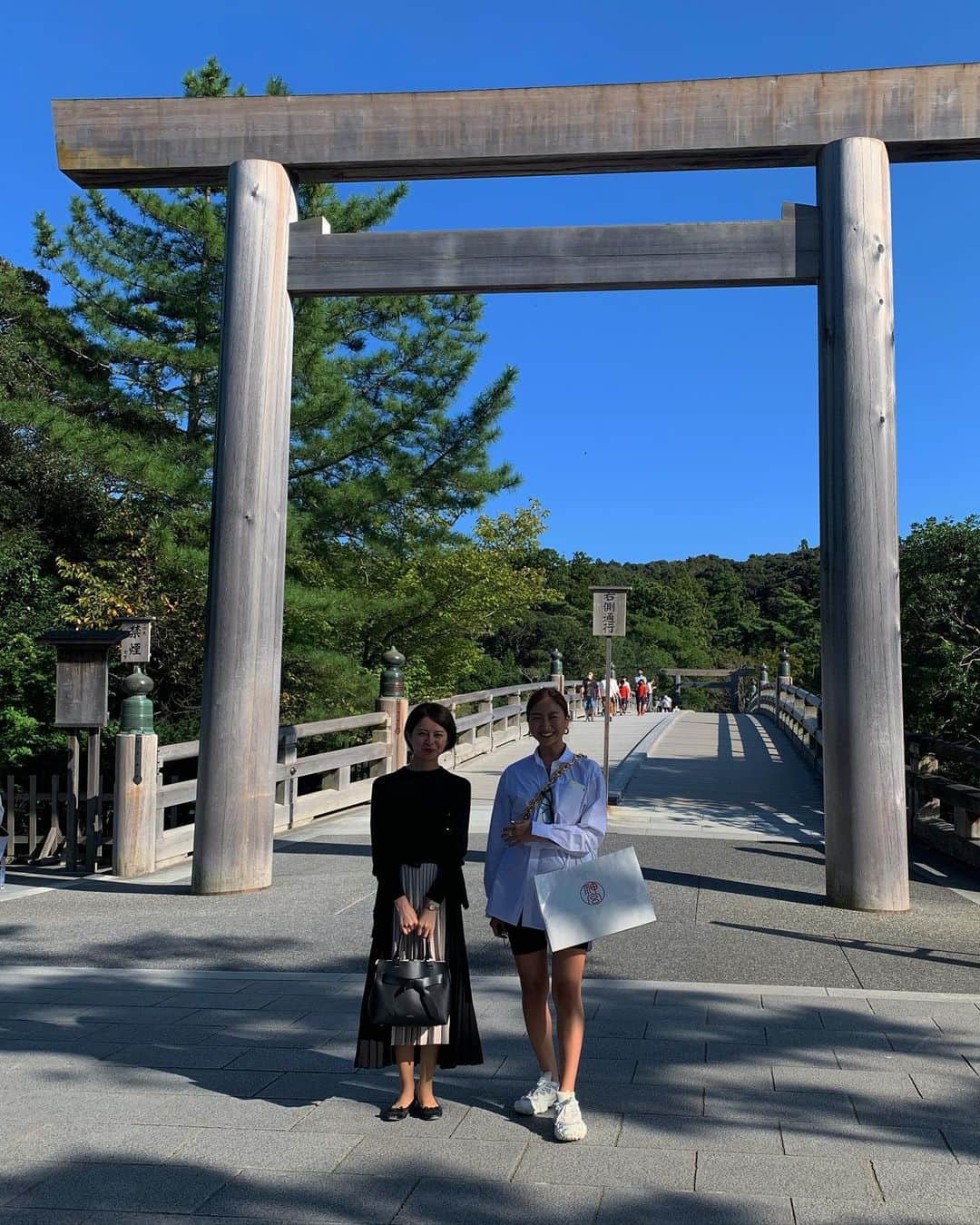 のインスタグラム：「【 MOTHER が成り立っているワケ 】 〜 backofficer moekoの存在 〜  皆様こんばんは！ 前回のPostやインスタライブに 沢山のコメントと祝福のメッセージを頂き、 誠にありがとうございました💐✨  MOTHERがこうして皆様に愛され、 宇宙にさえも味方していただけているような エネルギーに満ちた組織として立っていられること 心から感謝し、今後の抱負をご報告させていただく為  我々は、チームビルディングも兼ねて 1泊2日伊勢神宮にて御祈祷をさせていただきに参りました。  10/1-10/2 中秋の名月、そして牡羊座の満月🌕  Jyotishi(インド占星術)でも、私にとって最高の日に、 会社設立と御祈祷を同時刻に(13:45pm) に 遂行することができました。  @jyotirmaya_araki 先生👳‍♂️ 司法書士・税理士・弁護士の先生👨‍🏫 助言くださった先輩方の全ての皆様、 そして、いつもの突然の💡ひらめきアイデアに 何の文句も言わず楽しんで付いてきてくださる @moe.moooecooo との奇跡的な出会いに そして応援くださり信じてくださる皆様に 心から感謝する最高に充実した2日間でした。  --------------  💐9.20 MOTHER1周年記念を迎えた時 この投稿を考えましたが今まで温めておきました。  改めまして、MOTHERというブランドが 1周年を迎えたということは、 何を隠そう、MOTHERの共同創設者の 大川萌子氏の存在を明かさずにはいられません。  --------------  1年前に今や欠かせないMOTHERの中核者である彼女と出会い、  " 何をする、よりも、誰とするか。"  という言葉を胸に、二人で立ち上げた MOTHERのコミュニティから始まり、  コミュニティ内で全てのサービスを確立させる そしてアーユルヴェーダという伝統医学を テクノロジーと融合させ広く伝えていく という恐らく、前代未聞の方法で、 様々なサービスを最小限から作ってきました。🖥✨  立ち上げてから今までずっと、 ろくに二人での顔を合わせることも、 世間話などの会話をすることもなく、 ただただ、MOTHERというブランドについて、 そしてMOTHERに関わる皆様について、 そのことだけを連絡し合って、 妥協なく走り続けてきました。🏃‍♂️💨  ---------------  " 二人三脚、阿吽の呼吸 "  っと、いったところでしょうか？  とにかく、今までずっと、疑いもなく、 信じて付いてきてくださいました。🙏  全ての言葉や行動を汲み取り、 覚えておいて、イチをヒャクまで育ててくれる、 そして責任をもって最後まで成し遂げる。  ひとりひとりの人間的な空気を読み取り 的確で、最低限の、且つ、愛のある言葉で 私たちの大切なお客様へ対応できる方です。🌏  何も言わずとして、伝わり合うことや 何の無理もなく、何のストレスもなく 円滑に業務が凄いスピードで回っていくこと 似たところがある反面、真逆のところもあり お互いに尊敬、尊重し合える関係です。  私は、彼女に支えられているから 羽を広げて使命を果たす為の活動へ 思いっきり、専念できているのです🕊✨  MOTHERが、益々火を燃やせているのは、 Big MOTHER, この裏の本柱であるBackofiiceの存在なのです。  ---------------  彼女はこう言います。 人には、それぞれ役割があって 私はこのように人をサポートすることが 使命であり、幸せである。  使命と志は、一致しているからこそ 互いの得意な役割を活かしあって 共に、その使命を叶えている。  そんな、人生におけるパートナーと 出会えたことは、わたしにとっての宝物です🤝  いつも恥ずかしくて、なかなか伝えられず この場を借りて、改めて感謝を述べさせてください。  いつも本当にありがとうございます。 誰よりも尊敬している人であり 人生において大切な存在です。  出会ってくれて本当にありがとうございます。  お互い、仕事においても、プライベートにおいても、 益々充実、益々幸福に向かっていきますね！🕊🤍 これからも末長く宜しくお願い致します。  🙏新しいステップを踏む中で このようにMOTHERを裏側で支えてくださる方と 出会い、関係性を構築していけますように…✨  📸 愛おしい嫁を幾度となく隠し撮りしたり 日頃の感謝を伝えるために 喜んで貰いたい！とあれやこれや頑張る 旦那の気持ちがわかる気がするような2日間でした😅  ---------------  ⛩  伊勢神宮 外宮→内宮(御祈祷) 🍜　伊勢うどん 🏘  月夜見の座( 部屋: 十六夜_既望 )  👉宿泊先はずっと泊まりたかった場所。 奇跡的に1室だけ、そしてこの日だけ空いていた奇跡💦 と、十六夜って、まさに本日な、シンクロも。  #伊勢神宮 #御祈祷 #伊勢 #参拝 #感謝」