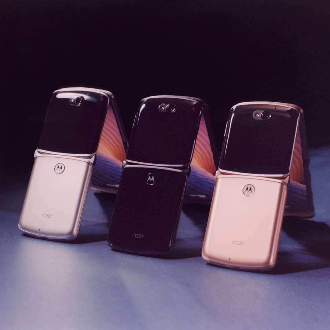 モトローラのインスタグラム：「This phone might be more ready for a photoshoot than you. Check out the brand new #razr. #onsale」