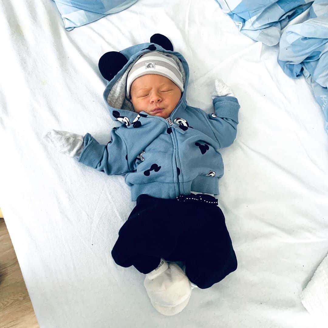 アルメン・アブディのインスタグラム：「My everything 💙 Welcome home Theo」