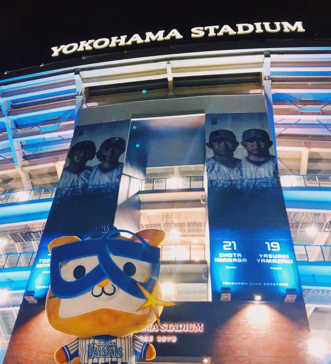 omomuroniさんのインスタグラム写真 - (omomuroniInstagram)「#baystars #グッズ探訪 ⚾️  今季ハマスタ観戦9戦目は YOKOHAMA GIRLS FESTIVAL'20 いわゆるひとつの #ガルフェス 本来なら毎年春に開催されるイベント。  6年目ともなると、“ガールズ” の響きに もはや何の躊躇いもなく参加。 とにかく、今年も開催されたことが嬉しい。   久々スタメンの伊藤光選手の登場曲が 私が今年どハマりしているITZY @itzy.all.in.us で、 戸柱選手の登場曲が、同じくどハマりしている EVERGLOW @official_everglow だったことが 今日いちテンション上がった、という 99%の人にはどうでもいい話でした。  さぁ来週からしばらくは労働だ  #どうでもいい話がしたい #遅すぎるKpopヨジャブームが来ています #友達の買った頭でっかちスターマン愛でる  #baystars #ガルフェス #ガルフェス2020 #YOKOHAMAGIRLSFESTIVAL」10月2日 23時17分 - omomuroni