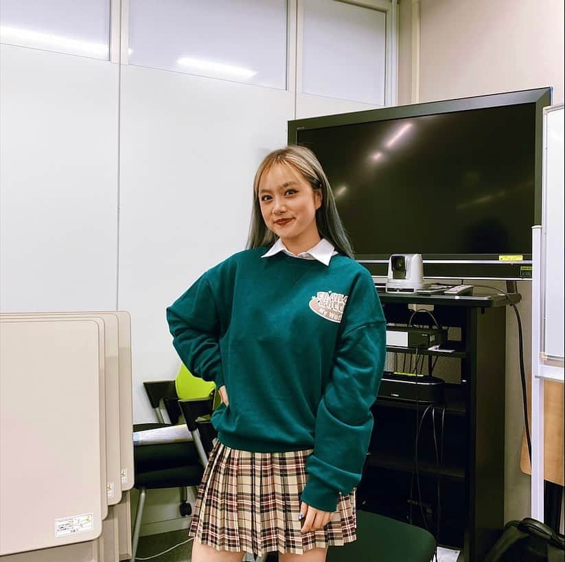 樽井みかさんのインスタグラム写真 - (樽井みかInstagram)「【お知らせ🌟】 この度、 Cupop Schoolさんと私の コラボスウェットが本日発売される事になりました！！！  レギュモ総選挙でのいいねバトルで 2位を勝ち取ることができ、 褒美としてコラボ商品を制作 させて頂けることになりました😭  こうして目に見える形で皆さんに何かを届けることができて本当に私は嬉しいです！！ たくさんたくさん悩んで考えて 作った世界で1つのスウェットです！  そしてこの胸の小さなロゴに 私の思いをギュッと詰め込んでみました！ なんと嬉しい事に、このロゴは 私が手書きで書いたそのままのものを デザインとして入れて頂きました！  『ORANGE&MOOD』 「My World」 このロゴは、コラボさせて頂けるとの事で 何か私の印を残したい！ そう思ったので"ORANGE"を 入れてみました。 "MOOD"は'気分'と言う意味で これを着た皆さんが、 自分だけの世界に入り込んだ気分 になってもらえたらなと思いを込めました☺️  💫そして今ならなんと、、、 【先着100名様】にコラボトートバッグ が貰えます！！ これまた幅広い使い道ができる私のデザイン付きになってます🤎 お早めに！！！  ほんとに私のわがままが詰まった 我ながら最高なスウェットです！ 皆さんのお手に届きますように😌  【 @cupop_official 】◀︎ここからチェック✔︎  Cupop Schoolさん関係者の皆様、 本当に有難うございます🙇‍♀️  そしてオレンジーズの皆んな、 やっと少しずつだけど恩返しできてるかな？ みんなの力と合わせてこれからも 共に喜びを分かち合いたいです★ ありがとうみんな🥺  #Cupop #Popteen」10月2日 23時11分 - miiica_home