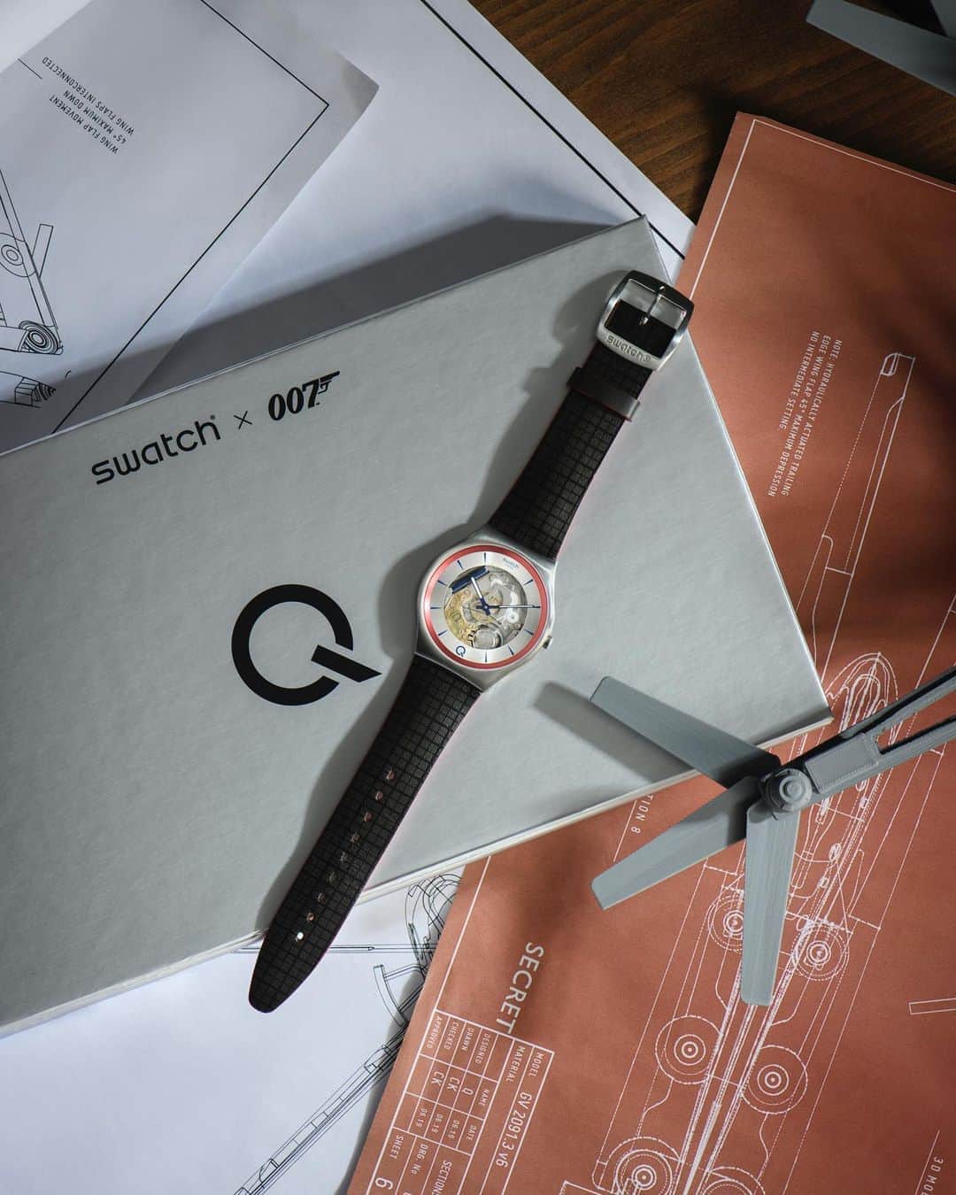 のインスタグラム：「From Q, to you! Discover the new ²Q #Swatchx007 #NoTimeToDie」