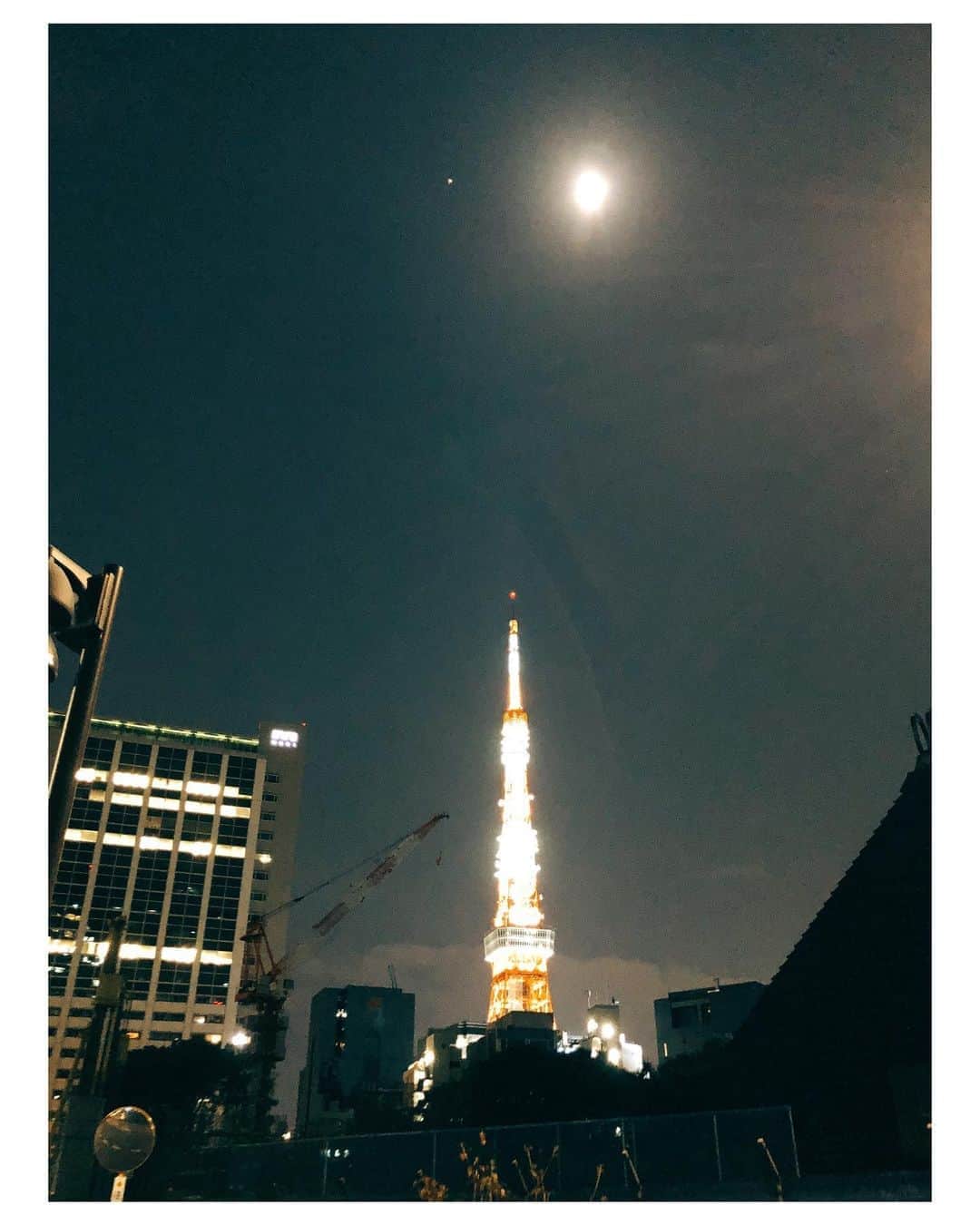 のインスタグラム：「今夜の東京タワー🗼 #東京タワー #夜散歩 #六本木 #10月 #満月#月見 #オススメ散歩 #デートスポット #デートコース #出会い#お見合い#婚活#結婚#結婚相談所#エムズブライダルジャパン🌺」