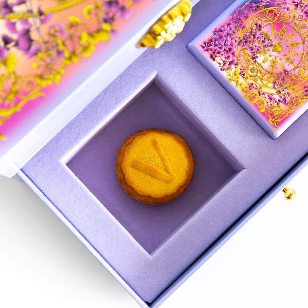 HYPEBEASTさんのインスタグラム写真 - (HYPEBEASTInstagram)「#hypeAF: Take a look at some of this year's most luxurious mooncakes for Mid-Autumn Festival. The list includes mooncakes from @louisvuitton, @gucci, @hermes, @audemarspiguet, and more. Click the link in bio for the full list.⁠⠀ Photo: Heison Ho/HYPEBEAST」10月2日 23時20分 - hypebeast