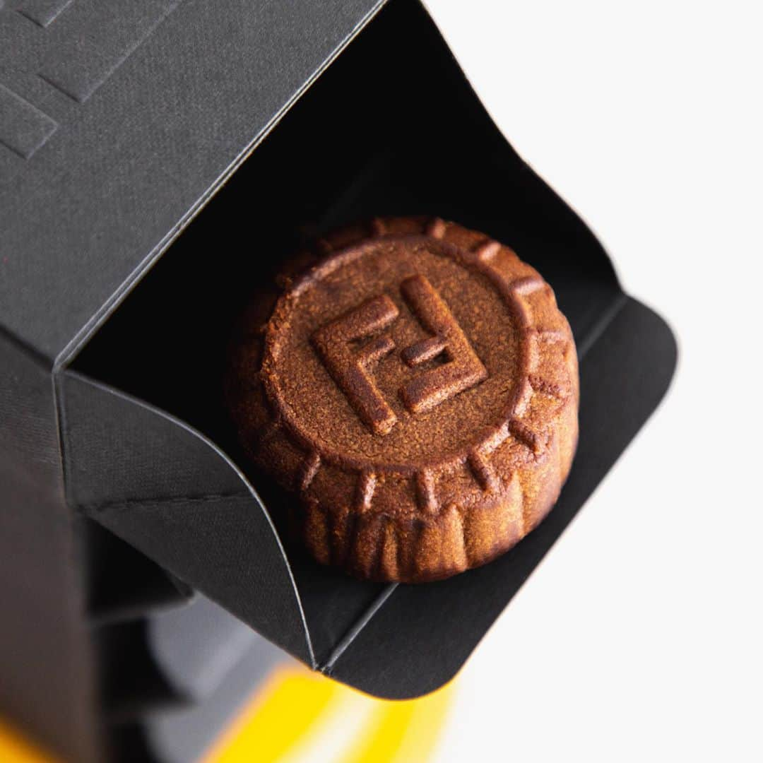 HYPEBEASTさんのインスタグラム写真 - (HYPEBEASTInstagram)「#hypeAF: Take a look at some of this year's most luxurious mooncakes for Mid-Autumn Festival. The list includes mooncakes from @louisvuitton, @gucci, @hermes, @audemarspiguet, and more. Click the link in bio for the full list.⁠⠀ Photo: Heison Ho/HYPEBEAST」10月2日 23時20分 - hypebeast