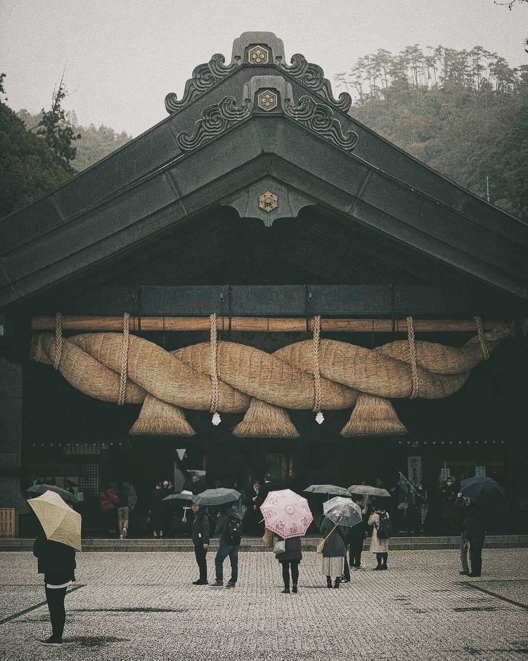 Berlin Tokyoさんのインスタグラム写真 - (Berlin TokyoInstagram)「Solemnness surrounds the Izumo Shrine, a sacred ground where the gods reside. . . Izumo Tanisha is one of Japan's most important shrines. There are no records of exactly when Izumo Taisha was built, but it is often considered the oldest shrine in Japan, being already in existence in the early 700s as revealed by the nation's oldest chronicles. . . .  #hellofrom  Izumo, #japan」10月2日 23時23分 - tokio_kid