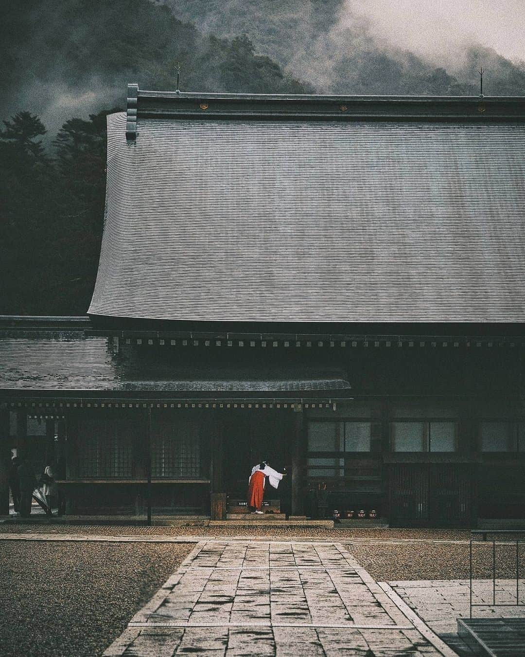 Berlin Tokyoのインスタグラム：「Solemnness surrounds the Izumo Shrine, a sacred ground where the gods reside. . . Izumo Tanisha is one of Japan's most important shrines. There are no records of exactly when Izumo Taisha was built, but it is often considered the oldest shrine in Japan, being already in existence in the early 700s as revealed by the nation's oldest chronicles. . . .  #hellofrom  Izumo, #japan」