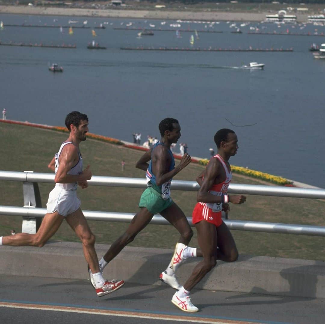 オリンピックさんのインスタグラム写真 - (オリンピックInstagram)「On this day at Seoul 1988, Hussein Ahmed Salah (centre) made history by winning Djibouti's 🇩🇯 first-ever Olympic medal in the marathon event 👏. #OnThisDay⁠⠀ ⁠⠀ Swipe for a rare piece of archive from #Seoul1988. ⁠⠀  #olympics #olympicrunning #olympicgames #olympicchampion #marathontraining #marathon #history」10月2日 23時25分 - olympics
