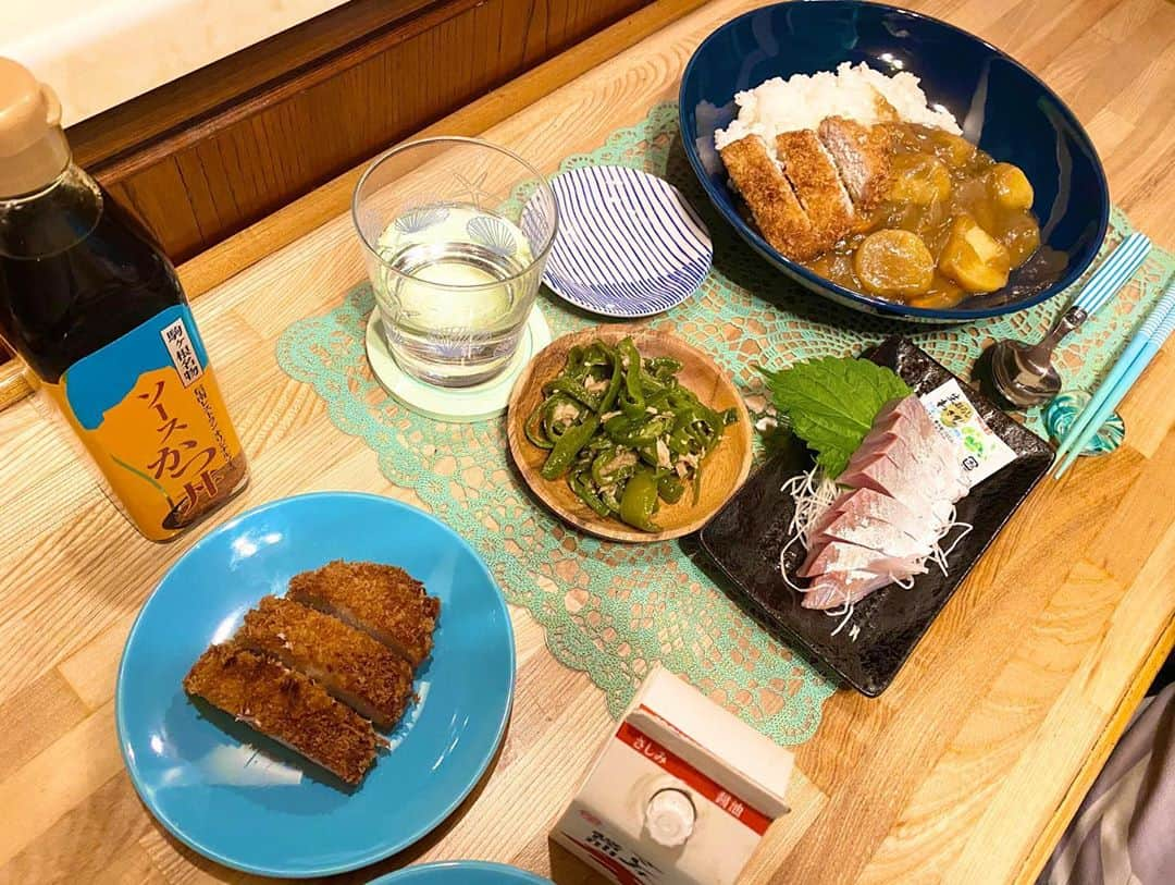 宮川杏奈さんのインスタグラム写真 - (宮川杏奈Instagram)「#パーソナルトレーナーの食事  #低糖質トレーナー . 旦那氏のご飯なのです🍛💕 . 帰りに実家でパパから 駒ヶ根のソースカツ丼ソースを貰ったので 急遽スーパーに寄って豚カツもGET🐷‼️ 半分はカツカレーにして 半分はソースをかけて食べました👍🏽 . 選手時代はよく駒ヶ根に行ってたので 懐かしいなぁぁぁ🤤✨ . あ。 4枚目は私の食事です🥦笑 . #パーソナルトレーナー #筋肉女子 #トレーニング女子 #ケトジェニックライフ #ケトジェニックダイエット #ボディメイク #フィットネス #ダイエット #トレーニング #ワークアウト #低糖質高タンパク #低糖質ダイエット #低糖質 #ローカーボ #ロカボ食品 #ロカボ #低糖質ごはん #糖質オフ #パーソナルトレーナーの生活 #トレーニングジム #パーソナルトレーニング #プライベートジム #パーソナルトレーニングジム #おうちごはん #お家ごはん」10月2日 23時25分 - an1221na