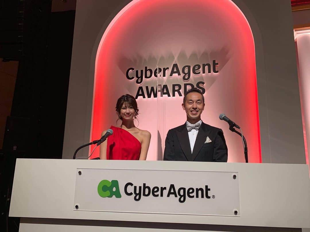 瀧山あかねさんのインスタグラム写真 - (瀧山あかねInstagram)「「CyberAgentAWARDS授賞式」﻿ 曽山さんと司会を務めさせていただきました✨﻿ ﻿ 素敵な機会をいただけて幸せです🍃﻿ ﻿ 去年は制服を着て催眠術をかけていただいたのですが(文章だけだとなんだか変なお話！笑)﻿ ﻿ 今年は真っ赤な綺麗なドレスを﻿ 着させていただきました👗﻿ ﻿ 改めて受賞者の皆様﻿ 本当におめでとうございました！！﻿ ﻿ お写真は、曽山さん、藤田社長と📷﻿ 有難う御座いました！」10月2日 23時38分 - takiyama_akane