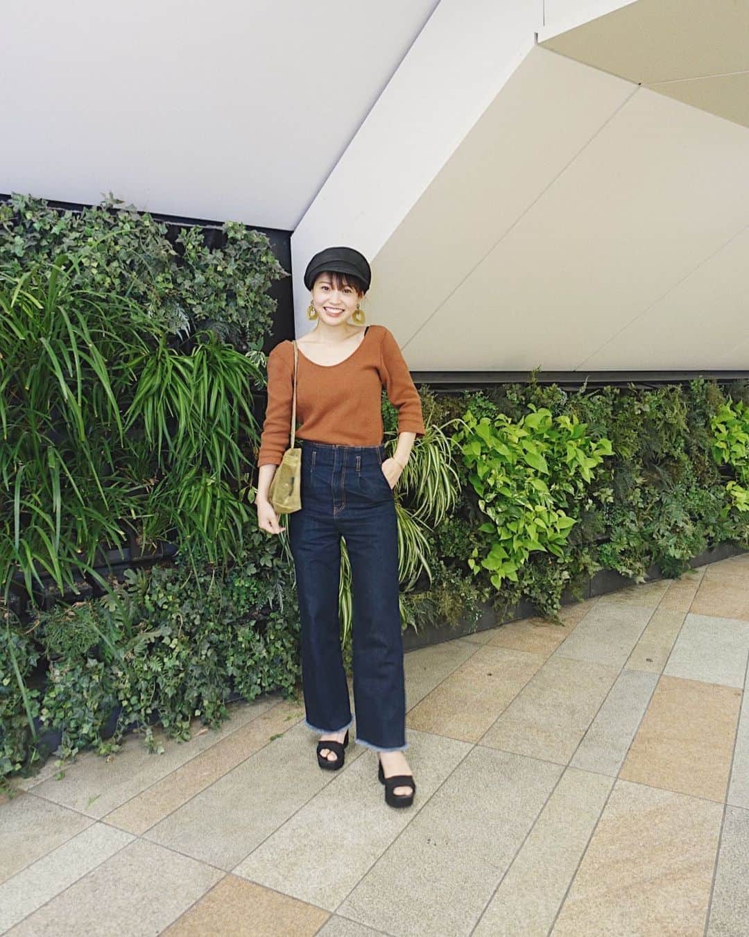 三橋栄香のインスタグラム：「COHINAのnewデニムで早速📸📸 "155cm以下の小柄な女性に向けたブランド" なんですが、、まさに私にぴったり🤣！！！(身長155cm)  ほとんどの店舗のフリーサイズは必ず大きくて... ぴったりなお洋服を探すのは中々大変なので、こういったブランドが出来るのってとても有難いし嬉しい！  もっともっと低身長さんの方に特化したブランドや小さめのサイズ展開をされるお店が増えるといいなぁ。。！  写真で履いていたCOHINAのデニムは ハイウエスト×センタープレスになっていて脚長効果大なのでヒールと合わせると身長がだいぶ高く見えておすすめです◎(高さのある帽子被るとより高身長に😋)  是非、低身長さんで同じ悩みを抱えている方はチェックしてみて下さいね🤎🤎  #COHINA  ✔️ハイウエストカットオフデニム regularCCE0015/インディゴカラー/XS」