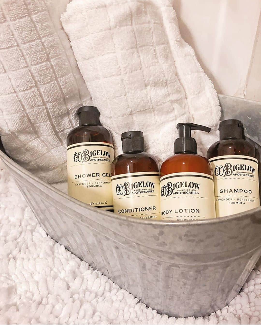 C.O. Bigelowさんのインスタグラム写真 - (C.O. BigelowInstagram)「TGIF! 🧖‍♀️ What better way to unwind after a long week than with relaxing Lavender Peppermint? 💜  Draw a bath, pour a glass, and unwind with our signature hair and body care sets! 🛁 🥂⁠⠀ ⁠⠀  📷: @heatherlo_⁠⠀ ⁠⠀」10月2日 23時40分 - cobigelow