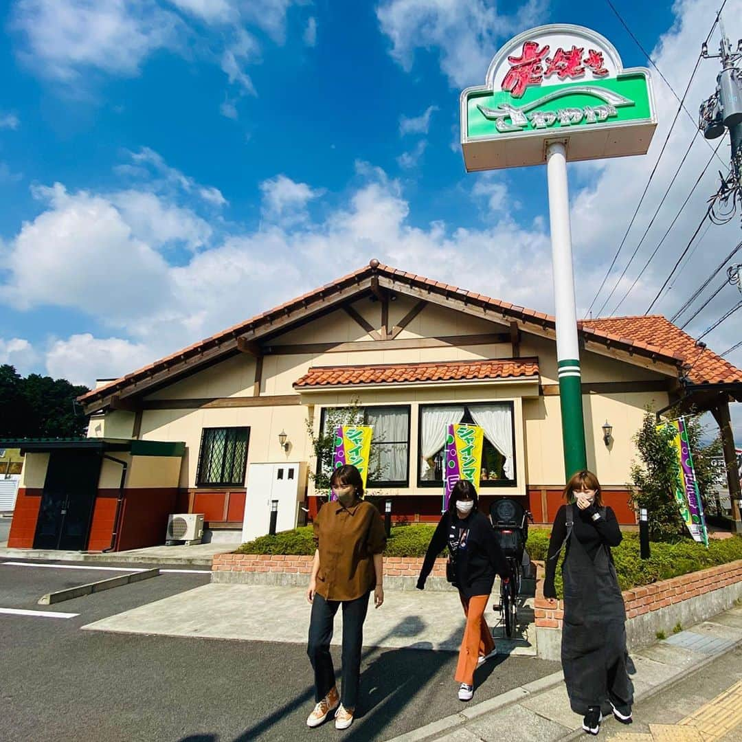 トリイクニコさんのインスタグラム写真 - (トリイクニコInstagram)「名古屋に住む @gurorina と会うべく お互いの中間かなーて事でw 静岡合流🚗🚙🌈  朝イチで“さわやか‘’待ち合わせ❣️ 整理券もらってハンバーグ食べたよー😜 平日でも混んでるねー！！  #初めてのさわやか #7ヶ月ぶりのりなちゃん♡ #久しぶり感ナシ！ #笑」10月2日 23時40分 - toriicamera