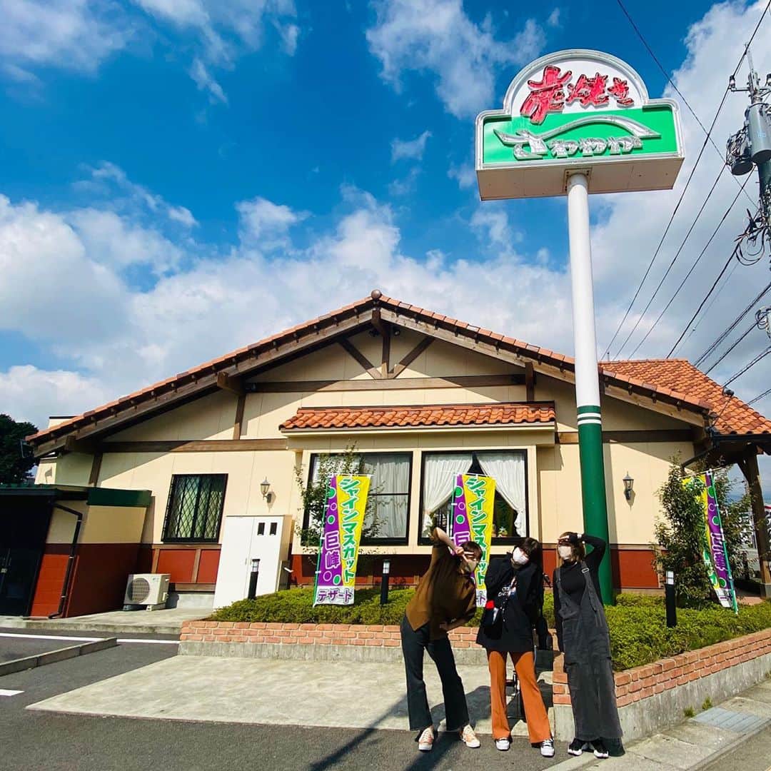 トリイクニコのインスタグラム：「名古屋に住む @gurorina と会うべく お互いの中間かなーて事でw 静岡合流🚗🚙🌈  朝イチで“さわやか‘’待ち合わせ❣️ 整理券もらってハンバーグ食べたよー😜 平日でも混んでるねー！！  #初めてのさわやか #7ヶ月ぶりのりなちゃん♡ #久しぶり感ナシ！ #笑」
