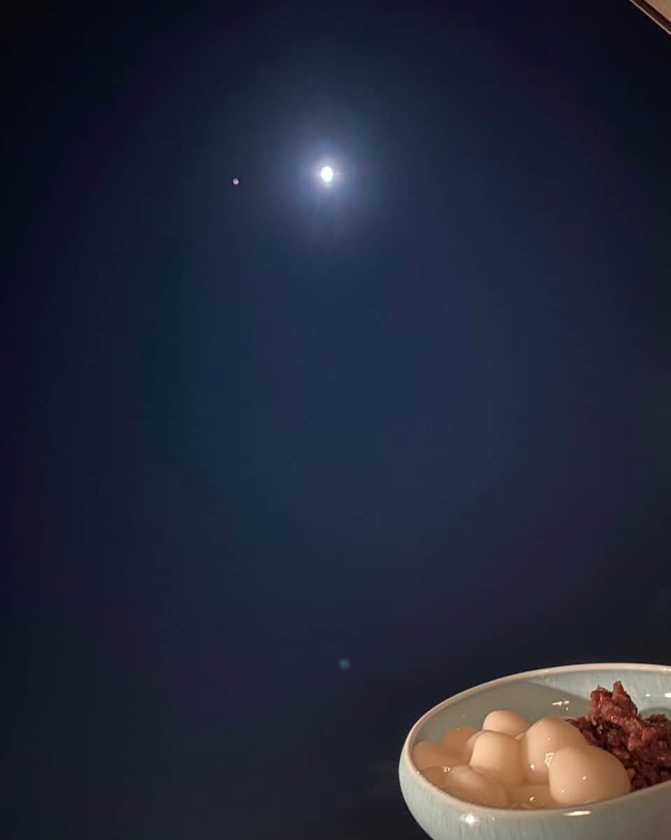 落合萌のインスタグラム：「月とお団子。 満月がキレイだから夜中にお団子つくりたい衝動にかられてw #お月見  #月見団子」