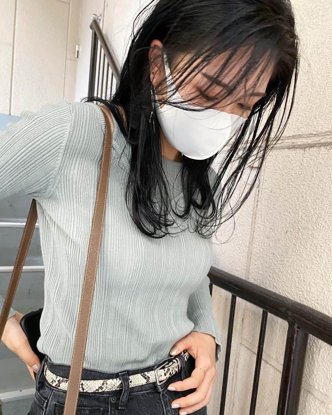 のインスタグラム：「. 美容室行ってきた✌🏻️ いつも想像以上の仕上がりにしてくださる 熱血松本先生‼️(@august____thunder ) ありがとうございます‼️ 常に大人っぽくなりたいと思っているので 暗髪が好きです🦋 .  #ミスコン2020」