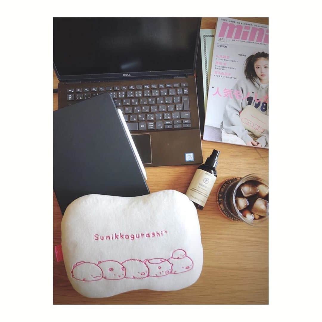 渡辺佳代子さんのインスタグラム写真 - (渡辺佳代子Instagram)「sweet、オトナミューズと miniの3誌が同じ部署になりました。 よろしくお願いします！ ・  #Repost @mini_tkj ・・・ 昨日発売されたばかりのmini11月号！ ＃すみっコぐらし の　マシュマロみたい♡ふわもちクッションがリモートワークの必須アイテムに、、！　背もたれと腰の間に挟んで猫背にならないようにしたり、お尻にしいたり、たまに昼寝もします🙊☺️ ぜひお仕事、お勉強のおともにしてくださるとうれしいです。  #mini #すみっコぐらし  #リモートワーク  #雑誌付録まとめ」10月2日 23時53分 - kayoko_watanabe