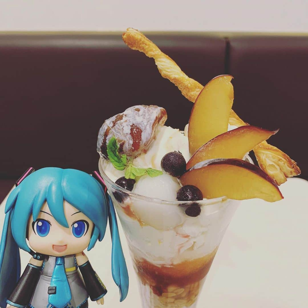 初音ミクさんのインスタグラム写真 - (初音ミクInstagram)「. #北海道庁 x #雪印パーラー コラボ企画 #北海道応援パフェ 第一弾は「いしかりフェア」  10/31まで雪印パーラー札幌本店にてマスクを着用して来店し、対象のスイーツをオーダーした方先着400名に #雪ミク オリジナルマスクケースをプレゼント中✨  写真は「プルーンと桃ミルクのパフェ」🍑 コンポートした優しい味のプルーンに、上品な甘さの桃のジェラート、ミルクプリン、そして紅茶のジュレがいいアクセントになっています🥰 生クリーム、白玉、シリアルも入っていて贅沢パフェでした😳 この他にもパンケーキなど全3種ありますので、この機会に石狩産フルーツの味を楽しんでみてください🥞✨  各テーブルにアルコール消毒もご用意しておりますので安心してご来店いただけます🙌  #初音ミク #hatsunemiku #北海道グルメ #パフェ #マスクケース」10月3日 0時02分 - cfm_miku_official