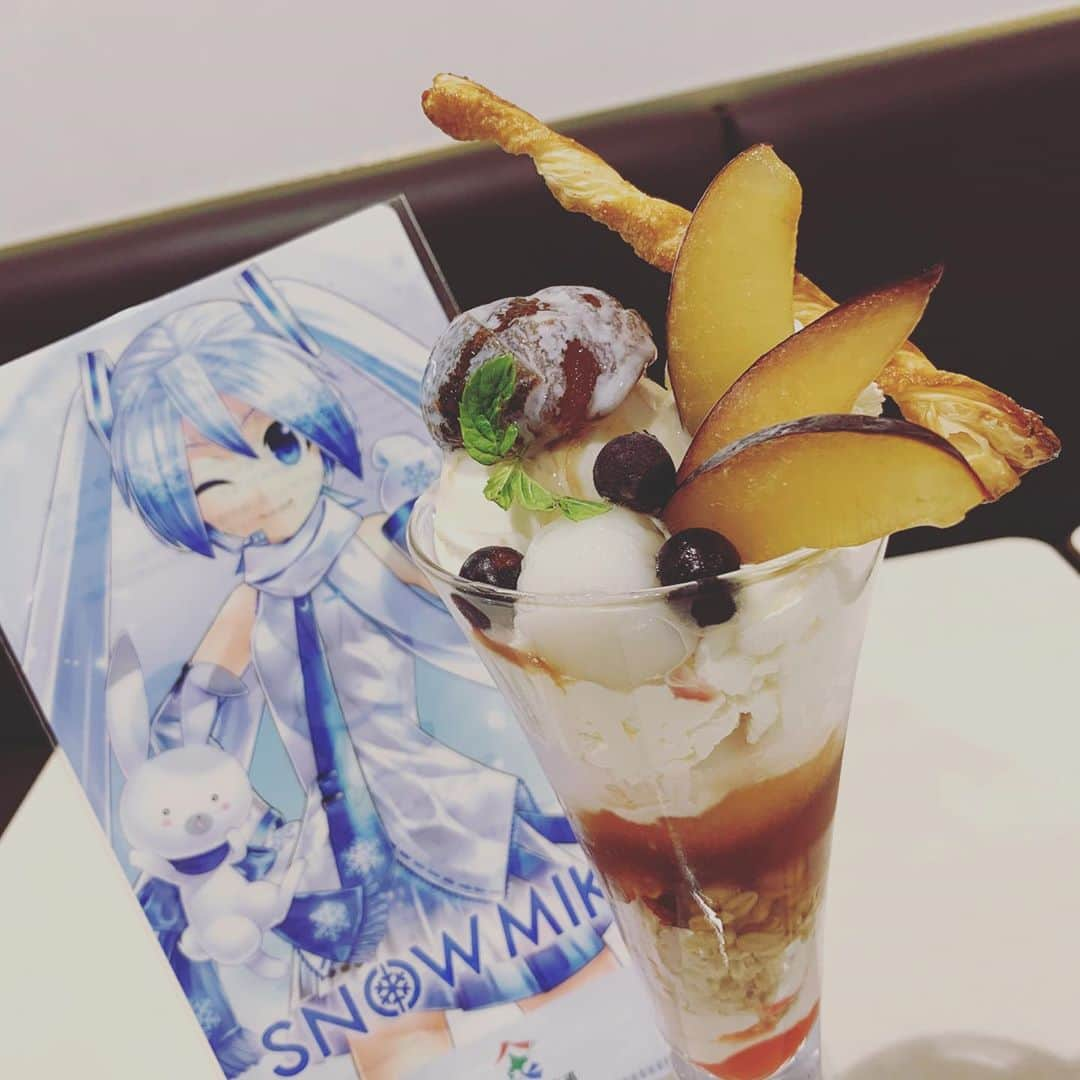 初音ミクさんのインスタグラム写真 - (初音ミクInstagram)「. #北海道庁 x #雪印パーラー コラボ企画 #北海道応援パフェ 第一弾は「いしかりフェア」  10/31まで雪印パーラー札幌本店にてマスクを着用して来店し、対象のスイーツをオーダーした方先着400名に #雪ミク オリジナルマスクケースをプレゼント中✨  写真は「プルーンと桃ミルクのパフェ」🍑 コンポートした優しい味のプルーンに、上品な甘さの桃のジェラート、ミルクプリン、そして紅茶のジュレがいいアクセントになっています🥰 生クリーム、白玉、シリアルも入っていて贅沢パフェでした😳 この他にもパンケーキなど全3種ありますので、この機会に石狩産フルーツの味を楽しんでみてください🥞✨  各テーブルにアルコール消毒もご用意しておりますので安心してご来店いただけます🙌  #初音ミク #hatsunemiku #北海道グルメ #パフェ #マスクケース」10月3日 0時02分 - cfm_miku_official