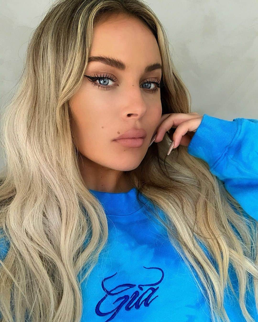 ファニー・リックマンのインスタグラム：「Big Shoutout till @shapeby som förutom att erbjuda den bästa metoden för hårborttagning med laser out there (har själv bokat in mig hela hösten 😍😍) även har Stockholms bästa service och allt du kan önska dig inom hudvård och Botox behandlingar etc ✨ Vill ni veta mer om deras utbud är det bara att klicka er vidare in här 👉🏼 @shapeby 💙」