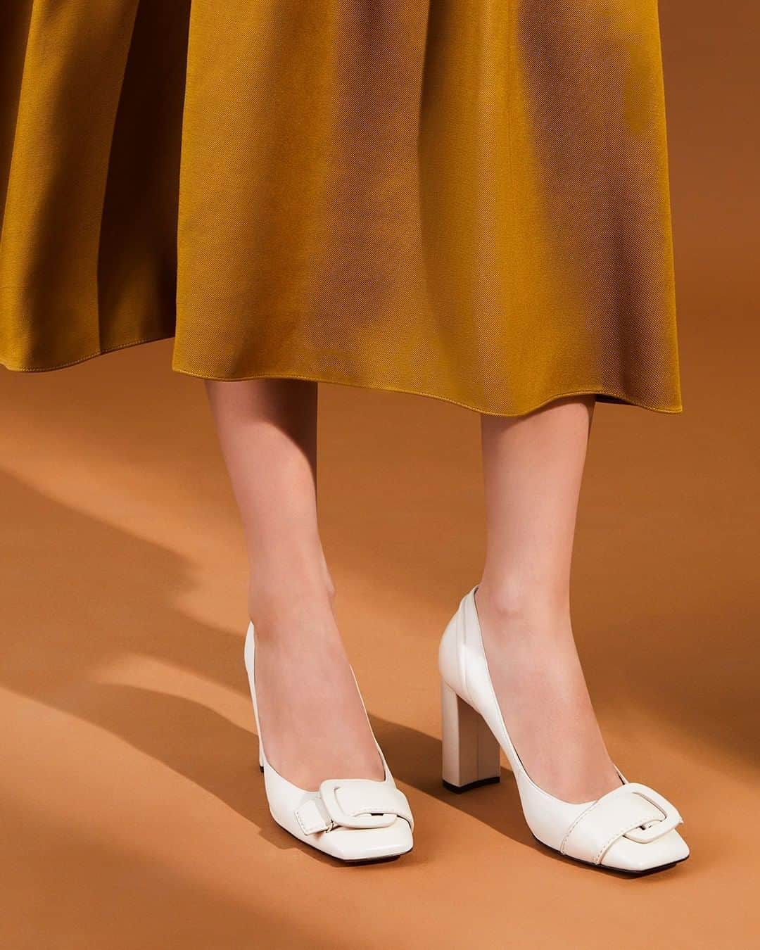 サントーニのインスタグラム：「Block heels, buckles and a fluid silhouette; a sophisticated heel with a decidedly retro spirit. #Santoni #SantoniFW20 #MadeinSantoni」