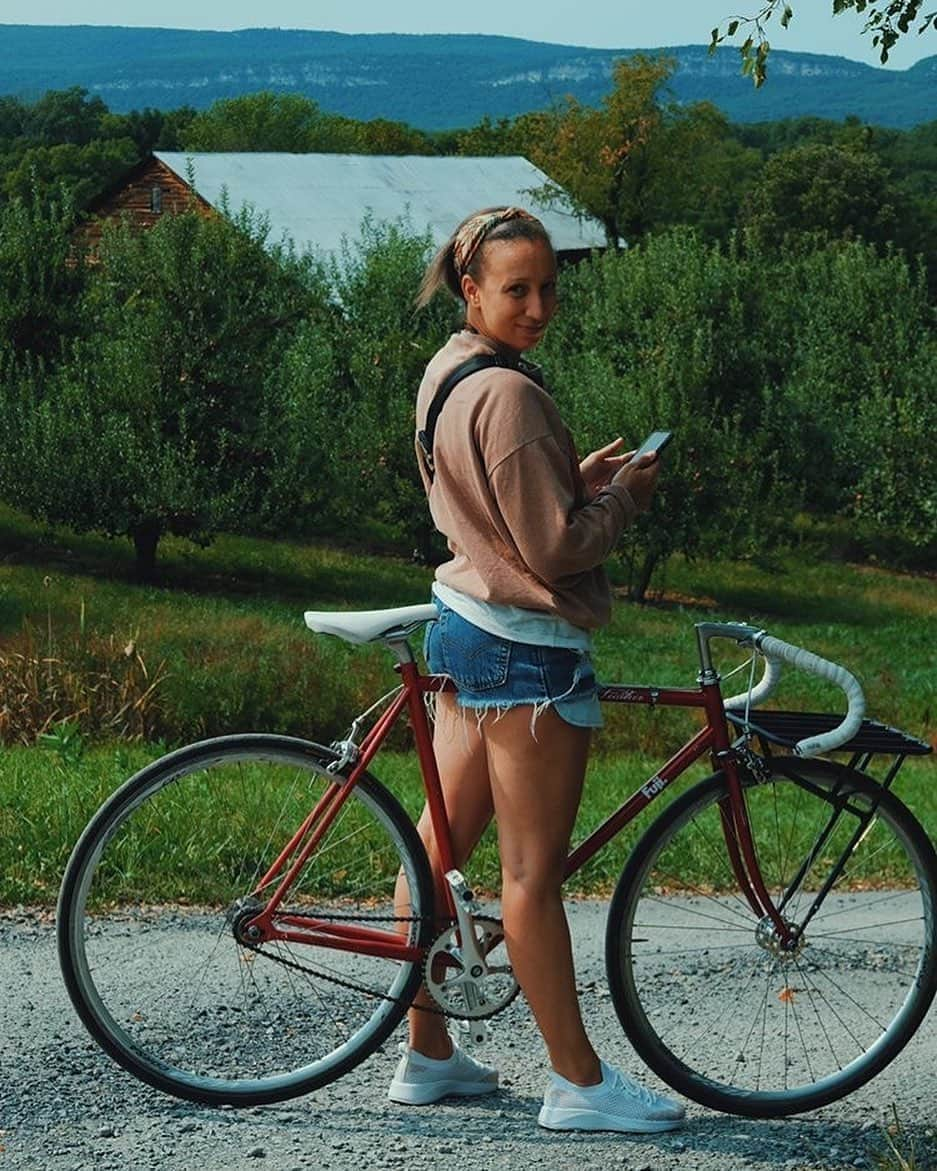 Fuji Bikesさんのインスタグラム写真 - (Fuji BikesInstagram)「Who said #fixies were only meant for pavement? @A_shlee takes her #FujiFeather off road for some amazing views!   📷: @jordancmayfield #FeatherFriday #trackbike #Exploring #OffRoad」10月3日 0時10分 - fujibikes