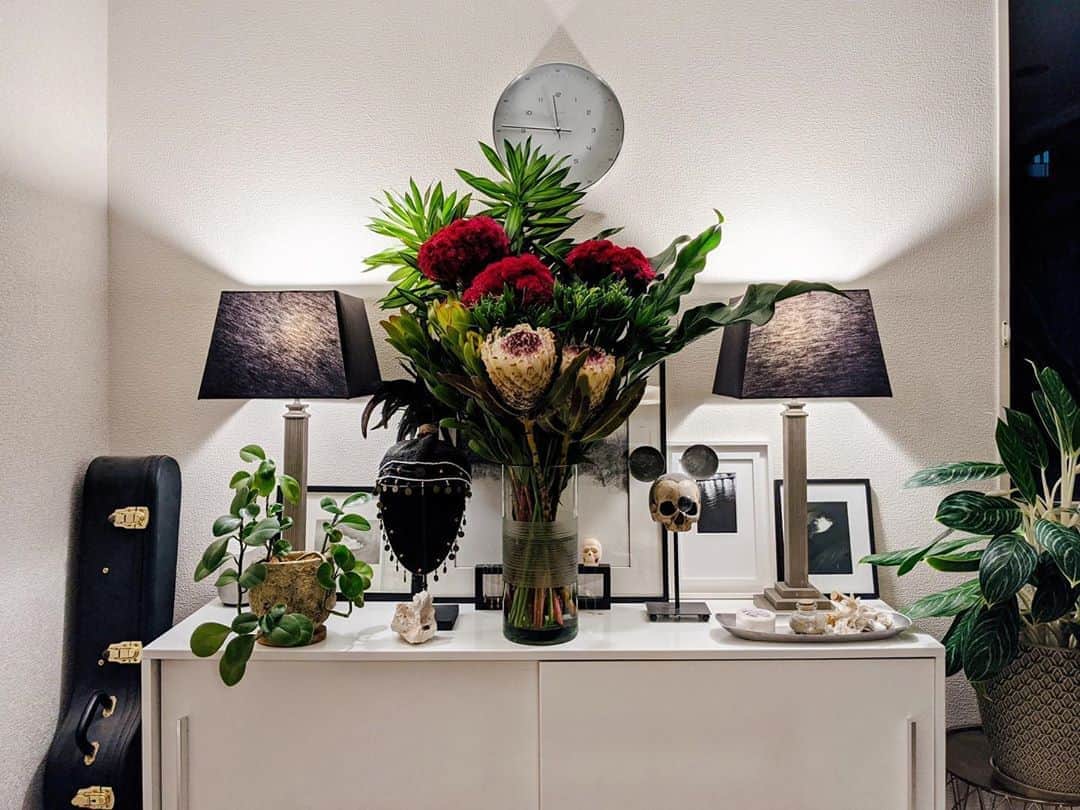 Yoshiko Kris-Webb クリス-ウェブ佳子さんのインスタグラム写真 - (Yoshiko Kris-Webb クリス-ウェブ佳子Instagram)「so many flowers, so little time. お家がお花でいっぱいになる10月。#ykwhome」10月3日 0時10分 - tokyodame