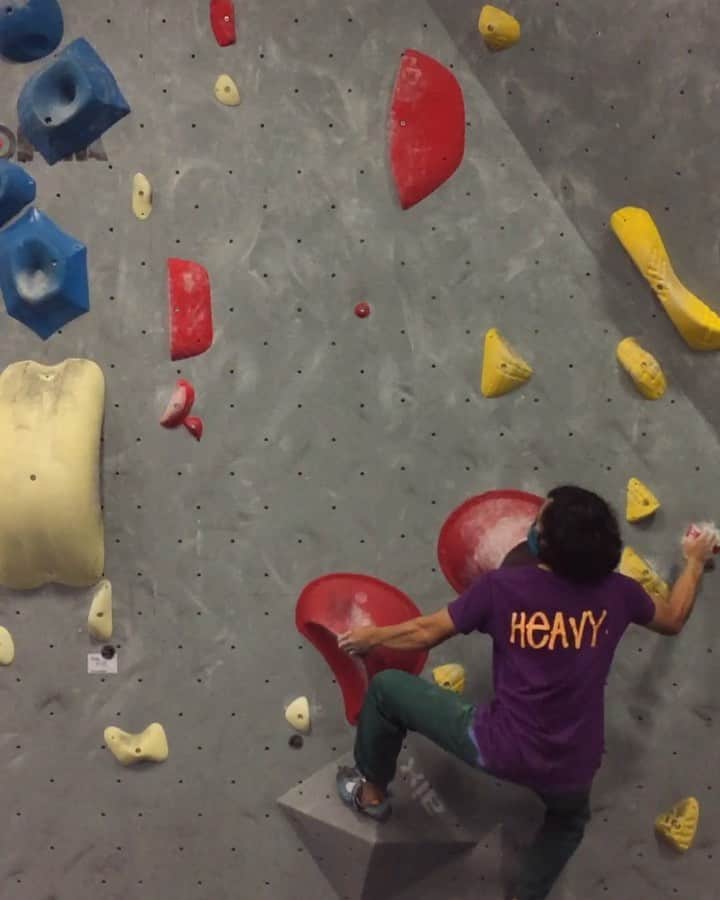 ハキム・カスバンのインスタグラム：「⁣⁣⁣ love the movement on this one, especially discovering the delicate coordination at the start and the heel. thank you route-setters!⁣⁣⁣ ⁣⁣⁣ thank you @imkidding for 🎥 and good-vibes sessions⁣⁣⁣ ⁣⁣⁣ @heavy.japan⁣⁣ with the pants, shirt and mask!⁣ ⁣⁣⁣ #climbing #bouldering⁣⁣⁣」