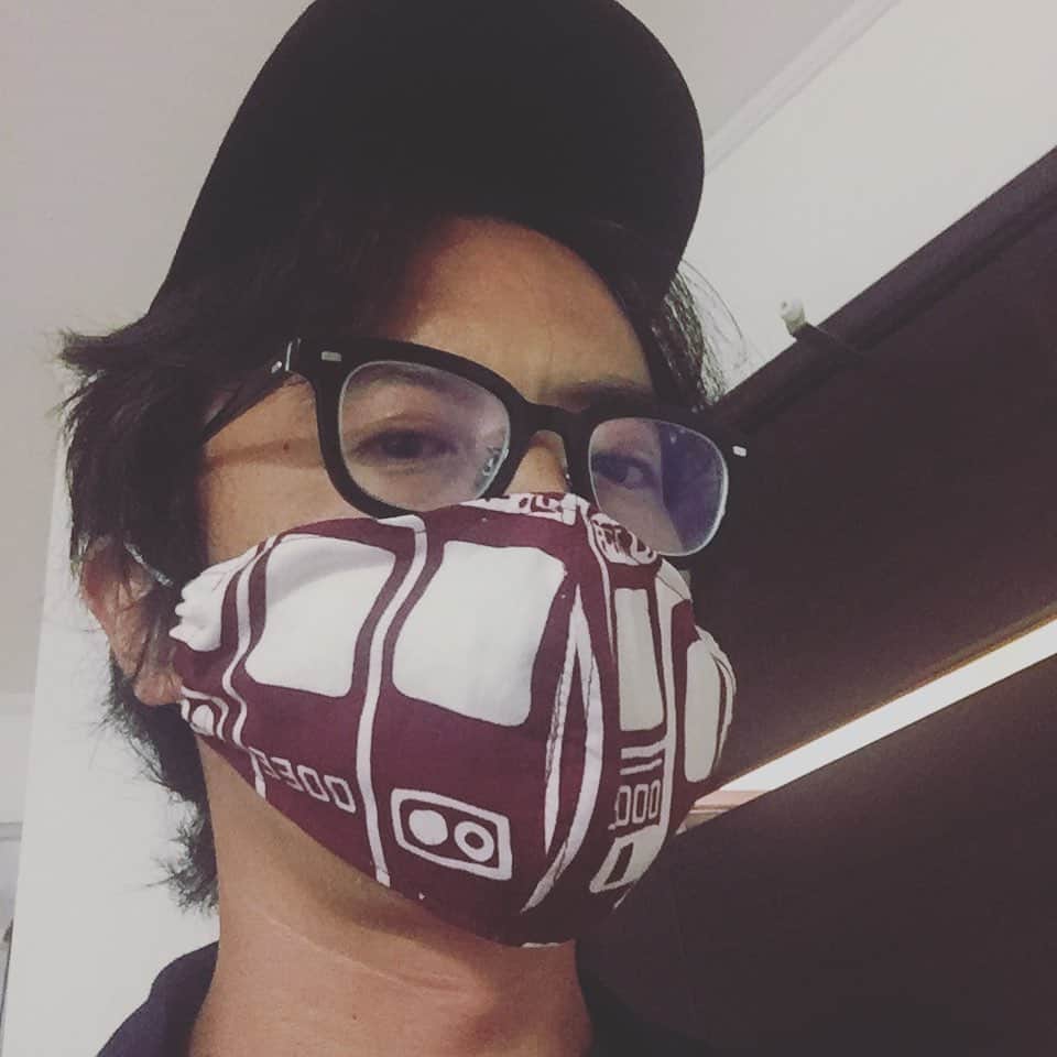 岸田繁さんのインスタグラム写真 - (岸田繁Instagram)「京響のパイセンにイカしたマスクいただいた。ハンドメイド。愛を感じます。」10月3日 0時13分 - kishidashigeru