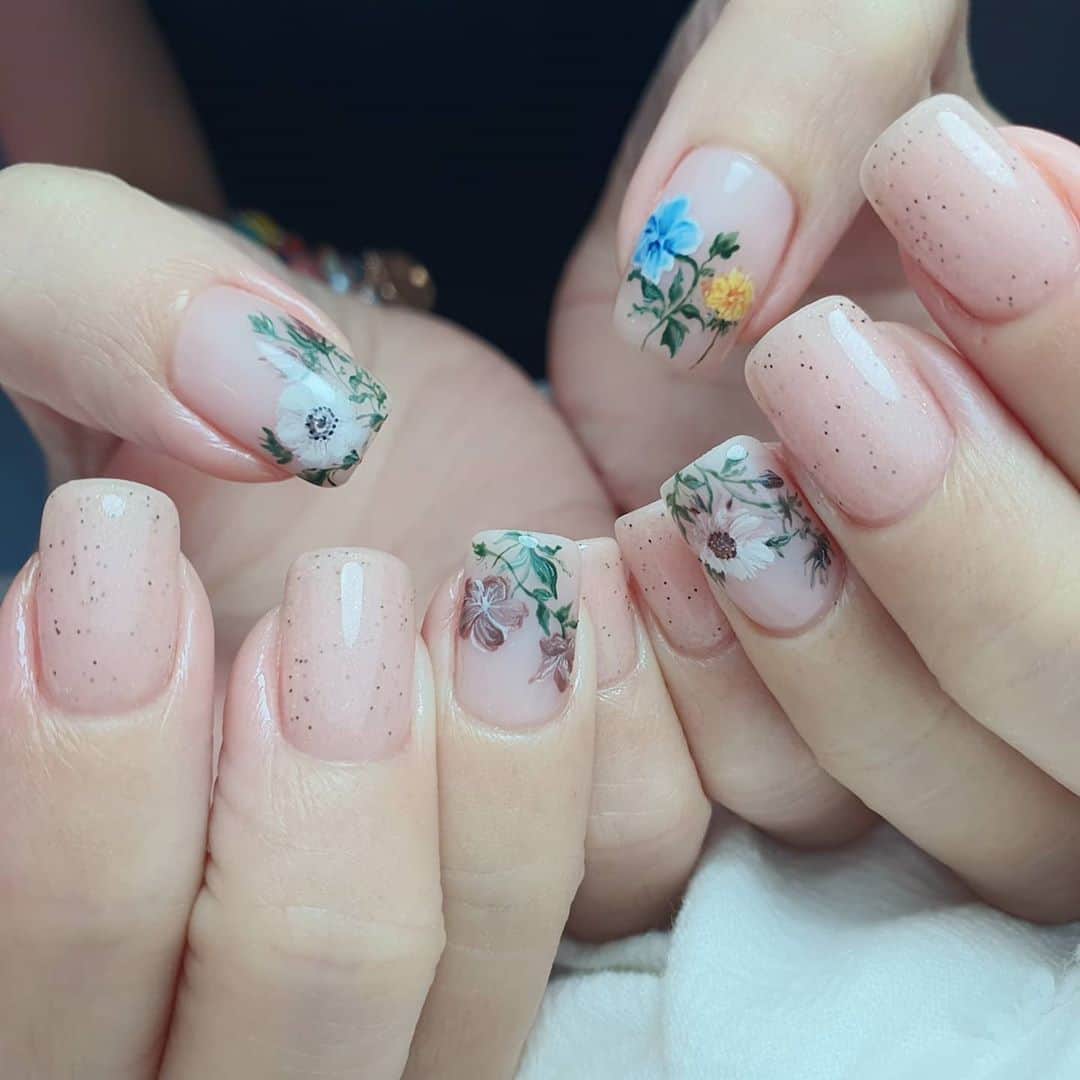 Yingさんのインスタグラム写真 - (YingInstagram)「Design adapted from @oioioio  Base colour is PREGEL MUSE GP312 for the pretty soft pink sandy look! All art done with PREGEL Art Liner gels. Items can be purchased at @nailwonderlandsg 🤗 . . . 🛒 www.nailwonderland.com⁣⁣ 📍20A Penhas Road, Singapore 208184⁣⁣ (5 minutes walk from Lavender MRT)⁣⁣ .  I am currently only able to take bookings from my existing pool of customers. If I have slots available for new customers, I will post them on my IG stories. Thank you to everyone who likes my work 🙏 if you need your nails done, please consider booking other artists at @thenailartelier instead ❤  #ネイルデザイン  #ネイルアート #ネイル #ジェルネイル #nailart #네일아트 #pregel #プリジェル #nails #gelnails #sgnails」10月3日 0時15分 - nailartexpress