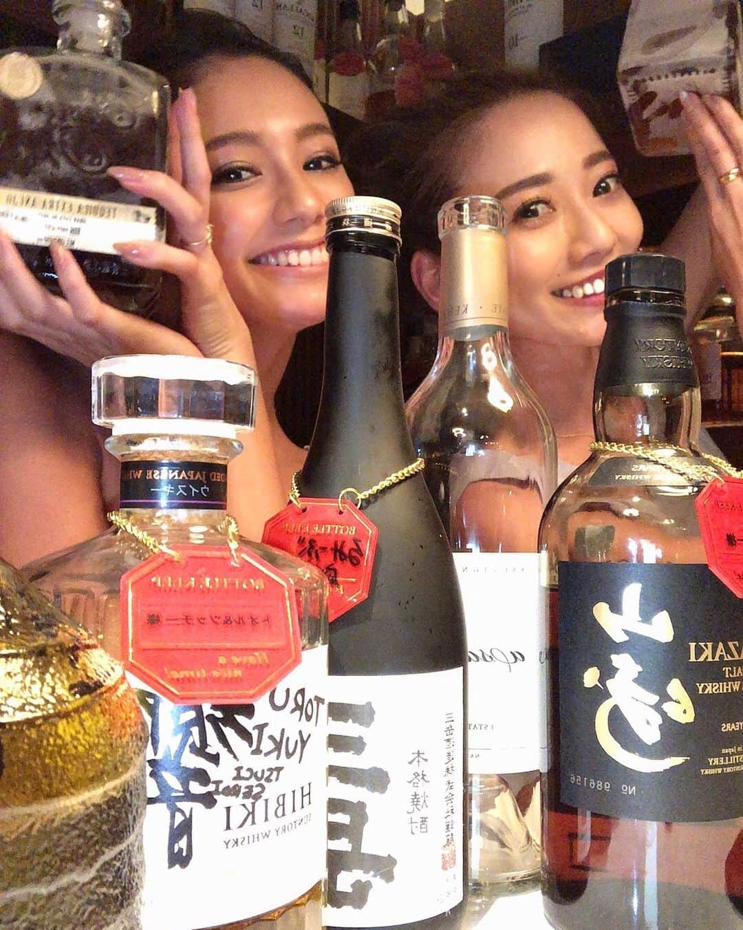 椿彩加のインスタグラム：「. 右手に見えますかの有名な酒飲み白川さんと 飲むと毎度ベロベロになる🥴 次はいつかないつかなっ！！笑  #人生の先輩 #最高の先輩 #会社の先輩 #お酒の先輩 #テキーラ的なユキーラ #みなさん #潰したい時は #ワイン #飲ませよう #一撃必殺ですよ」