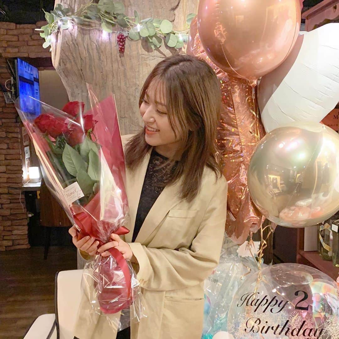 内田眞由美さんのインスタグラム写真 - (内田眞由美Instagram)「なんだか私が誕生日みたいな写真で失礼します😀 先日、急に心がきつーいと感じた日 どうしよう誰かと会わなきゃまずい と友人に連絡をして 結局都合がつかず会わなかったんですけど でもただお互いの安否確認だけで きついとき頼れる人がいるって事だけで 随分と心が軽くなって 気づいたらコーラ飲みながら ルンルンで家に帰ってました🥤切り替え早い  皆さんにはそんな存在の人がいますか？ みんなが一人で抱え込まないで居られるように願って、今日は寝ます あれ急にポエマーみたいになっちゃってる？大丈夫！？ 色々あるけど楽しい人生にしよー！ という話でした！ちゃんちゃん☺️」10月3日 0時22分 - mayumi_mmm_