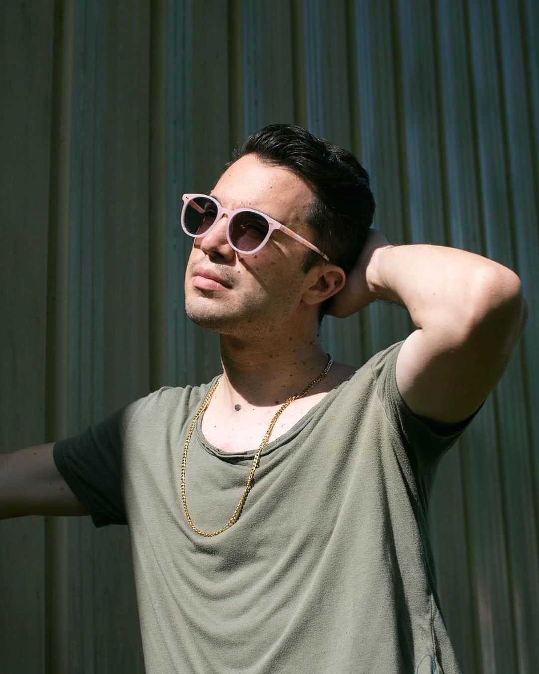 トムズシューズのインスタグラム：「TOMS eyewear, styled by you. Impact by you, too.⁠⠀ ⁠⠀ “I love these soft pink, rose quartz sunglasses with gently photochromatic lenses. They shift lighter to darker depending on the light.” - @rigelgemini in the Bellini Sunglasses #regram⁠⠀」