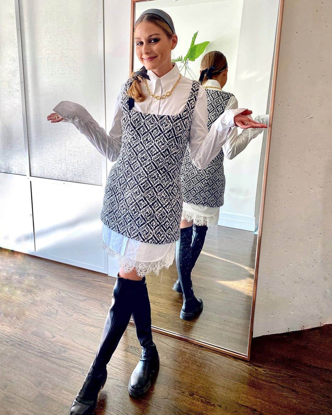 オリヴィア・パレルモのインスタグラム：「Still thinking about this @tods look from last week! 💕  Love the short dress/skirt silhouette with the over-the-knee boots. I have been really into the combat inspired design for the past few seasons 🥾  Now that fall is officially here, we’ve rounded up some of the newest versions of this boot style to share with you all! 👢 Link in bio for our Fall Boot Guide over on OliviaPalermo.com 😊」