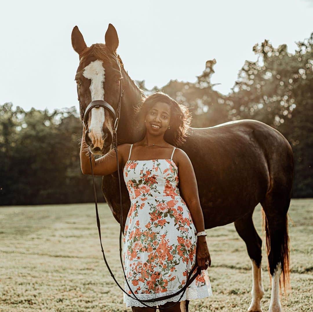 ELLE Magazineさんのインスタグラム写真 - (ELLE MagazineInstagram)「Who gets to be an equestrian? In the elite, predominantly white world of horseback riding, Black women face a painful set of challenges. “I’ve learned to come off as nonthreatening as possible," Shaquilla Blake @theblackequestrian told @ritaomokha. “Whitewashing myself in a way, so that people are comfortable around me.” For veteran show jumper Donna M. Cheek, the microaggressions were not so micro. “People didn’t want to recognize me because of my skin color, I wasn’t part of their world, and they made it clear." At the link in bio, 6 equestrians reflect on their experiences within the community and how the sport can create actionable change.」10月3日 0時31分 - elleusa