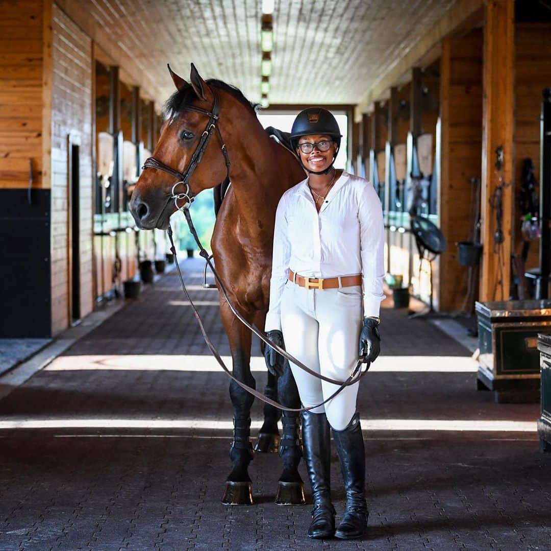 ELLE Magazineさんのインスタグラム写真 - (ELLE MagazineInstagram)「Who gets to be an equestrian? In the elite, predominantly white world of horseback riding, Black women face a painful set of challenges. “I’ve learned to come off as nonthreatening as possible," Shaquilla Blake @theblackequestrian told @ritaomokha. “Whitewashing myself in a way, so that people are comfortable around me.” For veteran show jumper Donna M. Cheek, the microaggressions were not so micro. “People didn’t want to recognize me because of my skin color, I wasn’t part of their world, and they made it clear." At the link in bio, 6 equestrians reflect on their experiences within the community and how the sport can create actionable change.」10月3日 0時31分 - elleusa