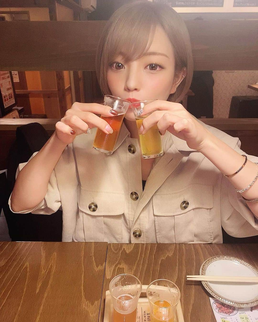 みきでりさんのインスタグラム写真 - (みきでりInstagram)「お誕生日のお母さんと珍しく外食😋💕 2杯目にして真っ赤っか🤷🏻‍♀️笑 ㅤ ㅤ 何回も飲みに行った人でも ほぼ毎回「みきでり真っ赤だよ〜」って言われちゃう笑 ㅤ ㅤ だから飲みの日はハイネック着たり 長袖着たりして見える範囲を減らしてるよ笑 顔はファンデのおかげであんまり分からない✌️ けど目も赤くなるし、 なんなら腕や足も赤くなるから 防ぎきることはできないんだけどね🐙 ㅤ ㅤ それにしても4枚目のわたしの顔ねwwww ㅤ ㅤ ㅤ ㅤ ㅤ ㅤ ㅤ ㅤ #乾杯#ベリーニ#クラフトビール#ショート#ショートカット#ショートヘア#ショートスタイル#ショート女子#ハイトーン#ハイトーンカラー#ハイトーンショート#ミルクティーベージュ#アッシュカラー」10月3日 0時31分 - mikidelicious