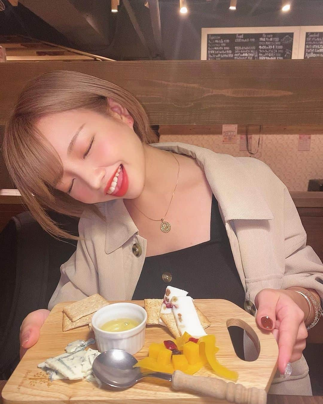 みきでりさんのインスタグラム写真 - (みきでりInstagram)「お誕生日のお母さんと珍しく外食😋💕 2杯目にして真っ赤っか🤷🏻‍♀️笑 ㅤ ㅤ 何回も飲みに行った人でも ほぼ毎回「みきでり真っ赤だよ〜」って言われちゃう笑 ㅤ ㅤ だから飲みの日はハイネック着たり 長袖着たりして見える範囲を減らしてるよ笑 顔はファンデのおかげであんまり分からない✌️ けど目も赤くなるし、 なんなら腕や足も赤くなるから 防ぎきることはできないんだけどね🐙 ㅤ ㅤ それにしても4枚目のわたしの顔ねwwww ㅤ ㅤ ㅤ ㅤ ㅤ ㅤ ㅤ ㅤ #乾杯#ベリーニ#クラフトビール#ショート#ショートカット#ショートヘア#ショートスタイル#ショート女子#ハイトーン#ハイトーンカラー#ハイトーンショート#ミルクティーベージュ#アッシュカラー」10月3日 0時31分 - mikidelicious