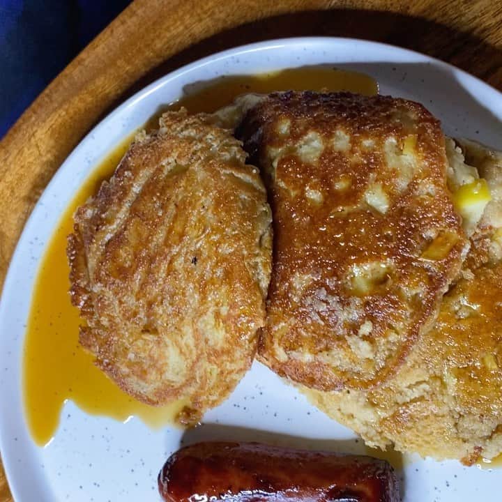 ケリスのインスタグラム：「The boys love pancake mornings lol did you know 100% pure MAPLE SYRUP has less calories then honey . It is high in antioxidants and magnesium and calcium , it has nutrients like riboflavin and zinc (immune building) and in today's GOLD MINE 📦 you get MAPLE SYRUP infused with wild cherry and bourbon notes . Going live on sale today at 3pm pst . This is the LUX box on freedom Friday ! Turn your notifications on !!!! They sell out fast !!! #spices #luxury #eatwell #healthylifestyle #delicious #bipoc #cheflife #farmer #quarantine #selfcare #wellness #healing #glutenfree almond flour apple cinnamon pancakes for the win I went to school in New York, and my school owned a farm and we as kids would have to go there every year and learn to farm . I learned to tap trees for maple syrup. It's one of my best memories of school growing up . The smell of the sap house and the steam billowing out the chimney has stayed with me all these years . I love it. It's an east coast thing !  1 and 3/4 cup almond flour  1 tsp baking powder  2 eggs  1 Apple chopped  1/2 tsp cinnamon  1 tsp vanilla  3/4 cup milk  CHERRY BOURBON INFUSED 100% PURE MAPLE SYRUP」