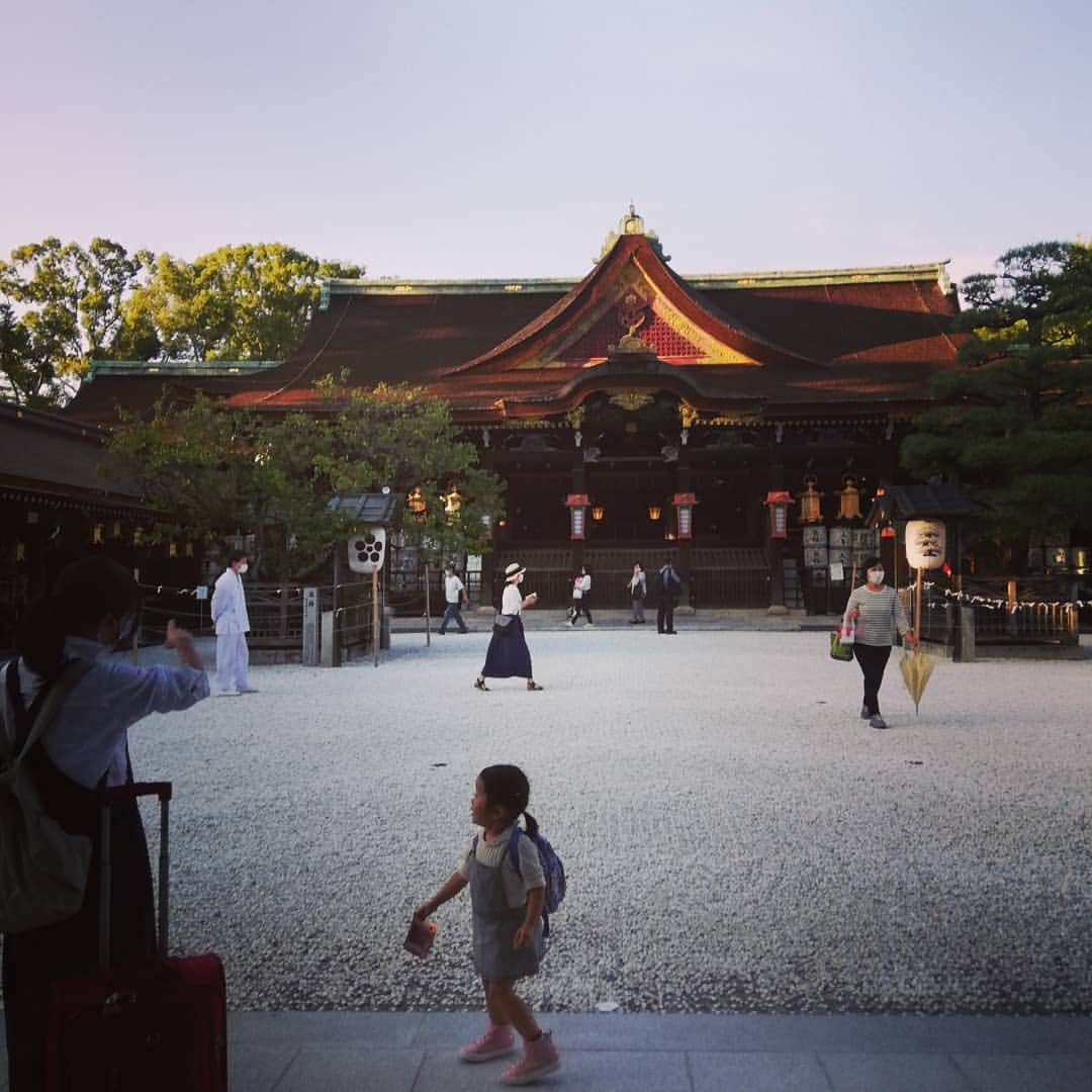 青柳愛さんのインスタグラム写真 - (青柳愛Instagram)「おねえやんに会いに。 出産の御礼参りも兼ねて。  子供を寝かしてから夜風に当たりに外へでると中秋の名月が神々しく光っていました。  #北野天満宮 #祇園 #感謝 #満月」10月3日 0時44分 - aoyagiakayagi