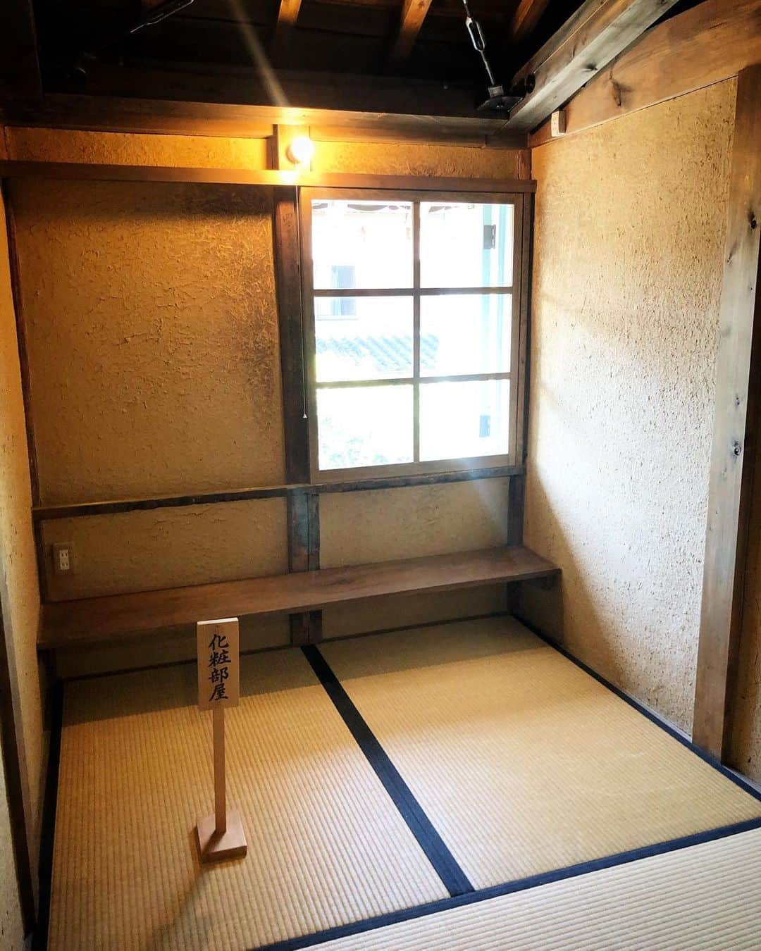 チズさんのインスタグラム写真 - (チズInstagram)「但馬の小京都 出石へ🕰 歴史的な町並みが広がる 小さな城下町🏯 ゆるやかな時間の流れに 心満たされたぁ❤️  #犬なし旅 #兵庫県#出石城下町 #豊岡 #辰鼓楼 #時計台#芝居小屋 #永楽館#コウノトリの郷公園  #出石そば#出石観光  #Mダックス#ダックス#ミニチュアダックス #親父犬#シニア犬#ミニチュアダックスフンド #ミニチュアダックスクリーム#短足部 #短足犬#カニンヘンダックス #ダックス14歳#カニンヘンダックスフンド#犬は家族#犬のいる生活#シニアライフ#インスタでわんこみるのが日課 ♡♡」10月3日 0時45分 - sqi.chizu