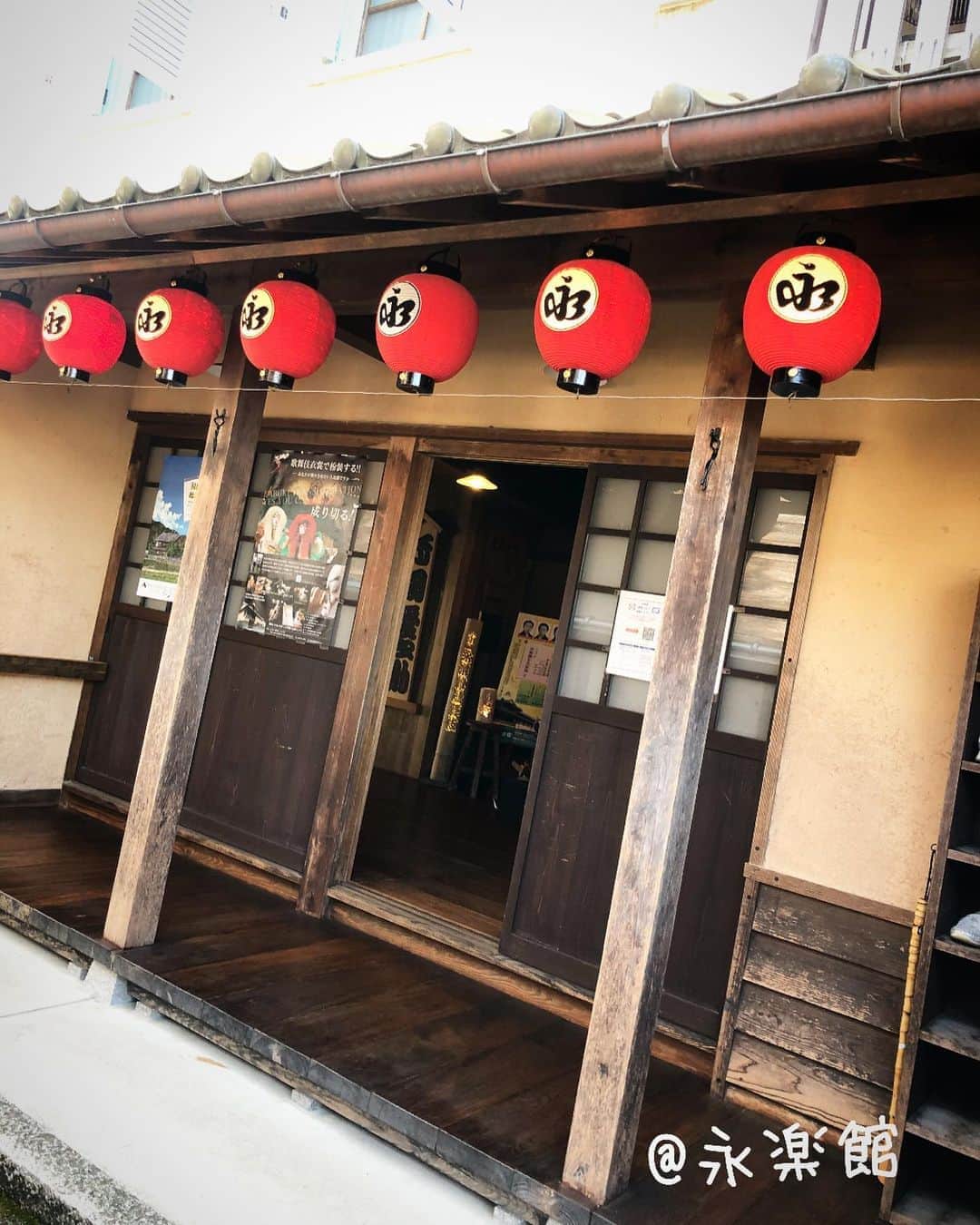 チズさんのインスタグラム写真 - (チズInstagram)「但馬の小京都 出石へ🕰 歴史的な町並みが広がる 小さな城下町🏯 ゆるやかな時間の流れに 心満たされたぁ❤️  #犬なし旅 #兵庫県#出石城下町 #豊岡 #辰鼓楼 #時計台#芝居小屋 #永楽館#コウノトリの郷公園  #出石そば#出石観光  #Mダックス#ダックス#ミニチュアダックス #親父犬#シニア犬#ミニチュアダックスフンド #ミニチュアダックスクリーム#短足部 #短足犬#カニンヘンダックス #ダックス14歳#カニンヘンダックスフンド#犬は家族#犬のいる生活#シニアライフ#インスタでわんこみるのが日課 ♡♡」10月3日 0時45分 - sqi.chizu