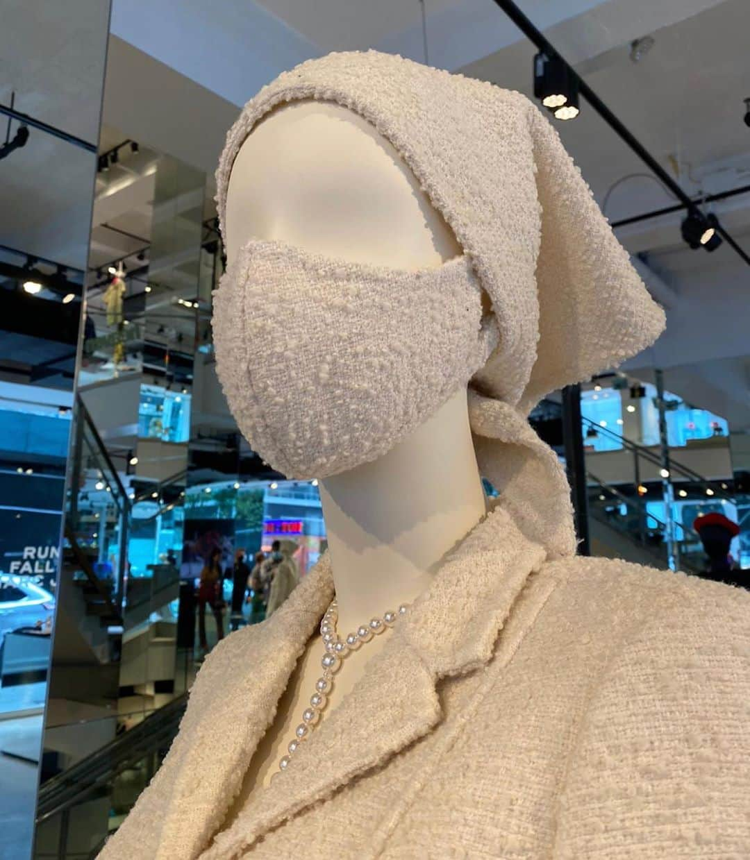 マーク・ジェイコブスさんのインスタグラム写真 - (マーク・ジェイコブスInstagram)「texture. silhouette. chic. RUNWAY FALL 2020 MARC JACOBS   Mannequins now installed at MARC JACOBS MADISON #bouclé #doubleface #razorcut #luxury #quality #skill #polish #finish #masktomatch #thisishowwedoit」10月3日 0時41分 - themarcjacobs