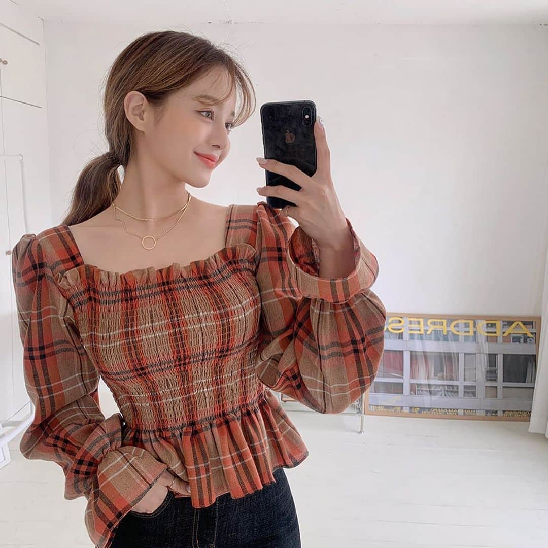 Chuuのインスタグラム：「가을 컬러감 찰-떡 블라우스!  스모크 밴딩 디테일로 자연스러운 라인이 연출되고 가을 분위기에 잘 어울리는 체크 패턴으로 멋스러움~  #chuu#체크블라우스#가을블라우스」