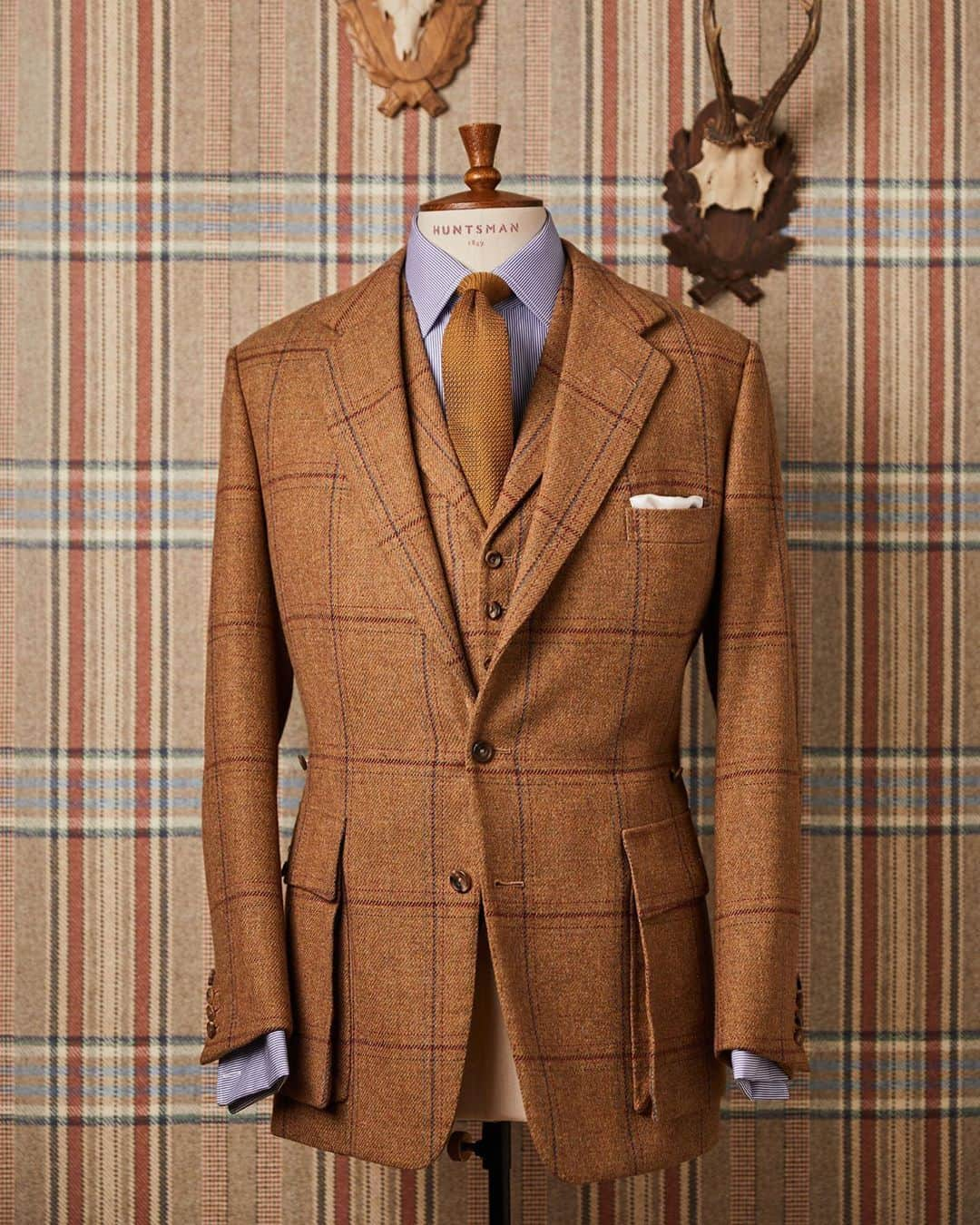 ハンツマンさんのインスタグラム写真 - (ハンツマンInstagram)「Our reputation for bolder than bold checked tweed can be traced back to our legendary chief cutter, Colin Hammick.  In 1971, the year Hammick topped best-dressed and designer lists all over the world, our tweed book was a riot of yellow, white, red, grey, green, rust, orange and so much more. It was an incredible time, and one that we carry with us to this day, forever looking for innovation and the pinnacle of style, yet always maintaining the elegance and minimalism of the Huntsman line, desired by men and women the world over.  To find out more about our storied heritage with tweed, or to enquire about creating your own bespoke tweed follow the link in bio ⁠ #HuntsmanTweed #thetweedexperience #tweed #huntsmansavilerow #bespoke #theartofbespoke #design #thetweedexperience #savilerow #huntsmannewyork」10月3日 0時56分 - huntsmansavilerow