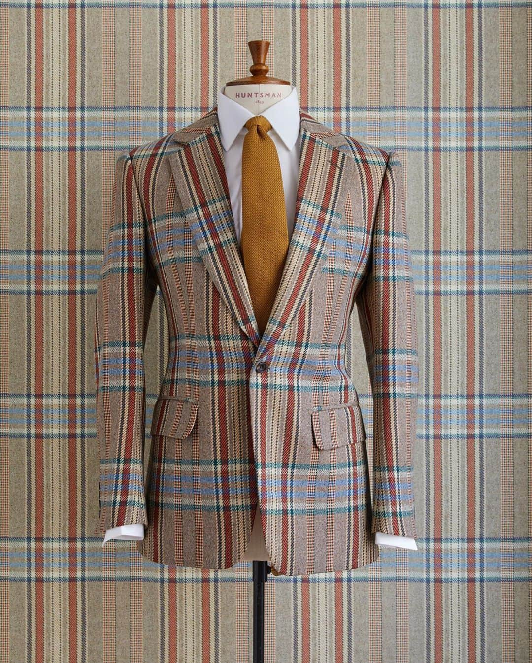 ハンツマンさんのインスタグラム写真 - (ハンツマンInstagram)「Our reputation for bolder than bold checked tweed can be traced back to our legendary chief cutter, Colin Hammick.  In 1971, the year Hammick topped best-dressed and designer lists all over the world, our tweed book was a riot of yellow, white, red, grey, green, rust, orange and so much more. It was an incredible time, and one that we carry with us to this day, forever looking for innovation and the pinnacle of style, yet always maintaining the elegance and minimalism of the Huntsman line, desired by men and women the world over.  To find out more about our storied heritage with tweed, or to enquire about creating your own bespoke tweed follow the link in bio ⁠ #HuntsmanTweed #thetweedexperience #tweed #huntsmansavilerow #bespoke #theartofbespoke #design #thetweedexperience #savilerow #huntsmannewyork」10月3日 0時56分 - huntsmansavilerow