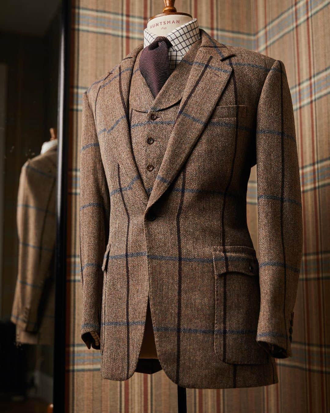 ハンツマンさんのインスタグラム写真 - (ハンツマンInstagram)「Our reputation for bolder than bold checked tweed can be traced back to our legendary chief cutter, Colin Hammick.  In 1971, the year Hammick topped best-dressed and designer lists all over the world, our tweed book was a riot of yellow, white, red, grey, green, rust, orange and so much more. It was an incredible time, and one that we carry with us to this day, forever looking for innovation and the pinnacle of style, yet always maintaining the elegance and minimalism of the Huntsman line, desired by men and women the world over.  To find out more about our storied heritage with tweed, or to enquire about creating your own bespoke tweed follow the link in bio ⁠ #HuntsmanTweed #thetweedexperience #tweed #huntsmansavilerow #bespoke #theartofbespoke #design #thetweedexperience #savilerow #huntsmannewyork」10月3日 0時56分 - huntsmansavilerow