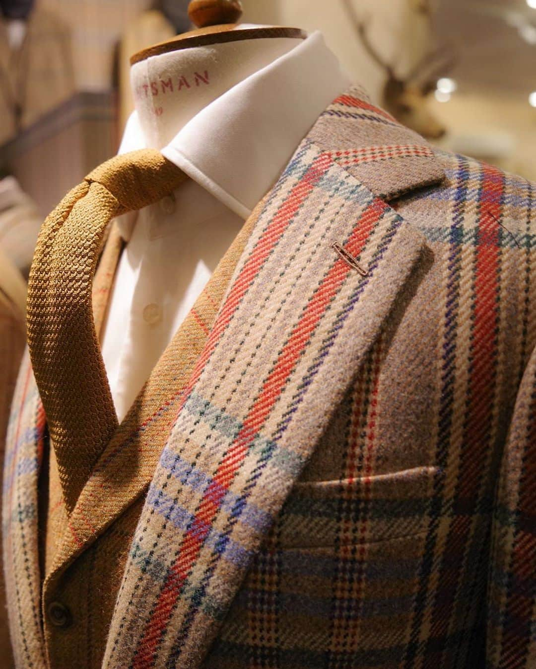 ハンツマンさんのインスタグラム写真 - (ハンツマンInstagram)「Our reputation for bolder than bold checked tweed can be traced back to our legendary chief cutter, Colin Hammick.  In 1971, the year Hammick topped best-dressed and designer lists all over the world, our tweed book was a riot of yellow, white, red, grey, green, rust, orange and so much more. It was an incredible time, and one that we carry with us to this day, forever looking for innovation and the pinnacle of style, yet always maintaining the elegance and minimalism of the Huntsman line, desired by men and women the world over.  To find out more about our storied heritage with tweed, or to enquire about creating your own bespoke tweed follow the link in bio ⁠ #HuntsmanTweed #thetweedexperience #tweed #huntsmansavilerow #bespoke #theartofbespoke #design #thetweedexperience #savilerow #huntsmannewyork」10月3日 0時56分 - huntsmansavilerow