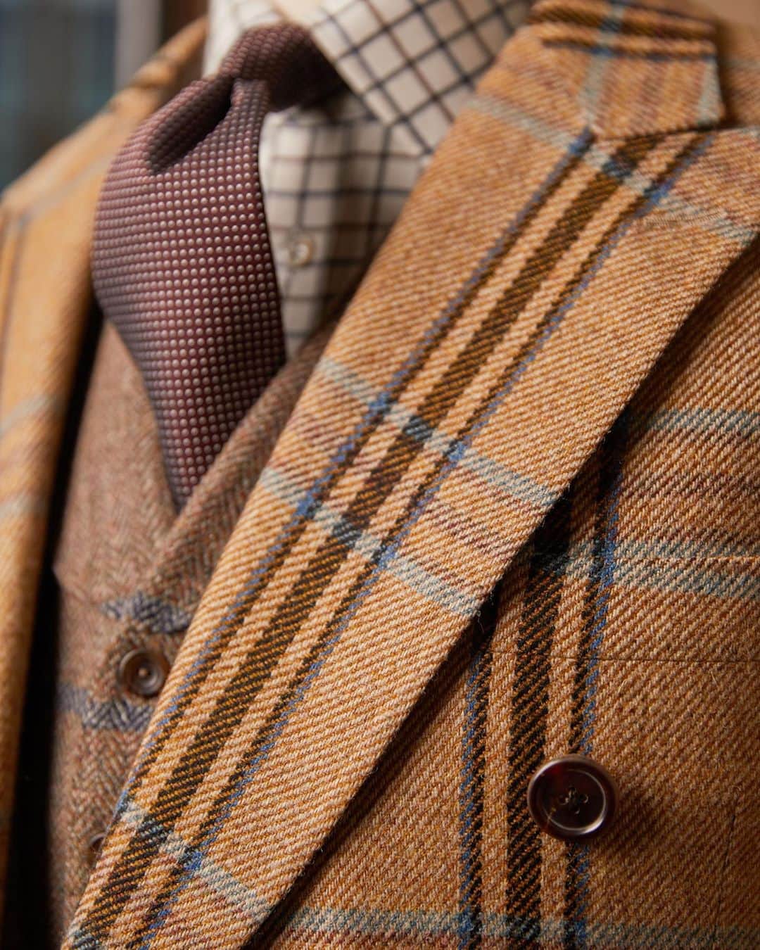 ハンツマンさんのインスタグラム写真 - (ハンツマンInstagram)「Our reputation for bolder than bold checked tweed can be traced back to our legendary chief cutter, Colin Hammick.  In 1971, the year Hammick topped best-dressed and designer lists all over the world, our tweed book was a riot of yellow, white, red, grey, green, rust, orange and so much more. It was an incredible time, and one that we carry with us to this day, forever looking for innovation and the pinnacle of style, yet always maintaining the elegance and minimalism of the Huntsman line, desired by men and women the world over.  To find out more about our storied heritage with tweed, or to enquire about creating your own bespoke tweed follow the link in bio ⁠ #HuntsmanTweed #thetweedexperience #tweed #huntsmansavilerow #bespoke #theartofbespoke #design #thetweedexperience #savilerow #huntsmannewyork」10月3日 0時56分 - huntsmansavilerow