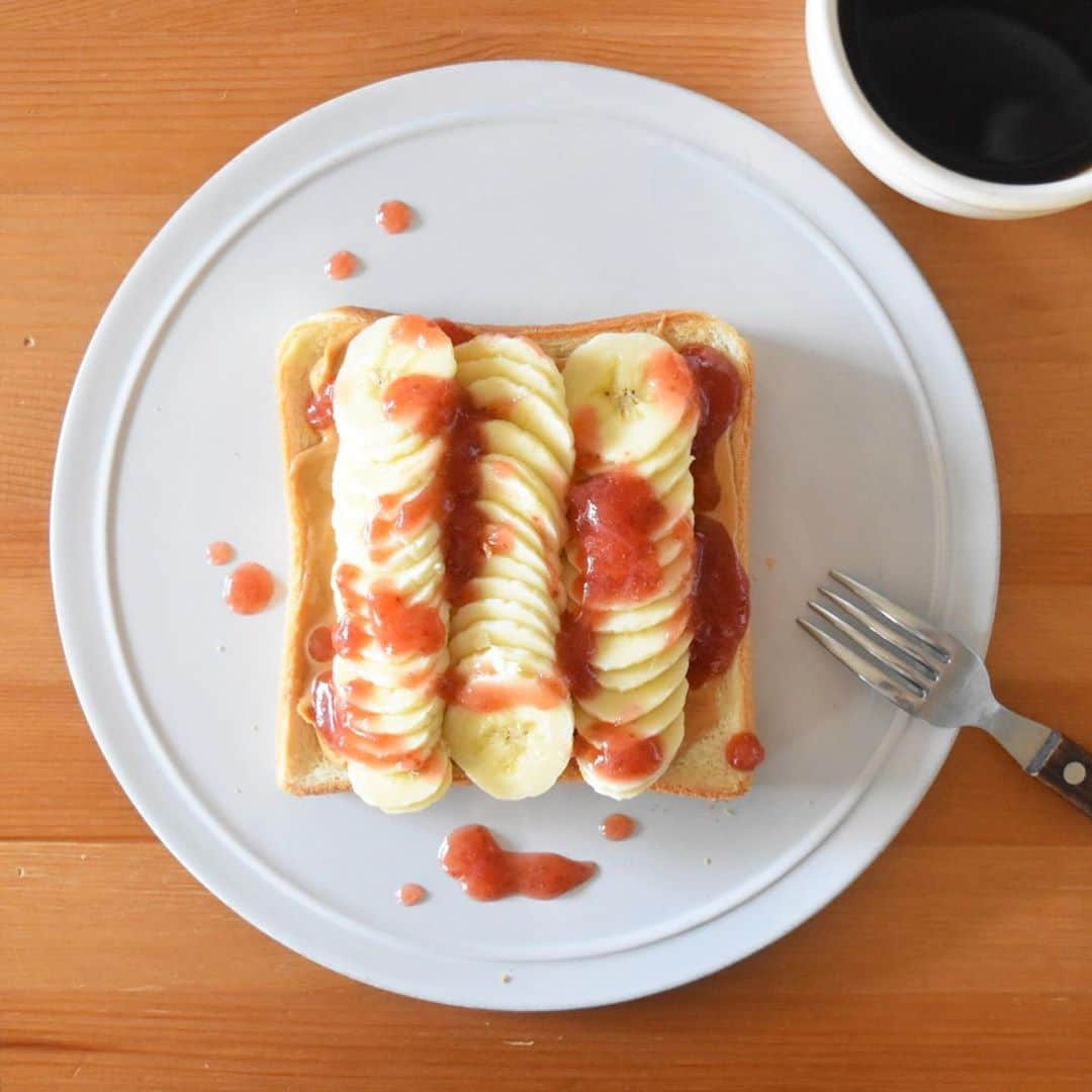 山崎佳のインスタグラム：「Today’s breakfast. 今日はちょっと忙しい日だったので、簡単にバナナ、ピーナッツバター、ジャム。バナナは子どもからのメッセージ入りの特別なやつ。」